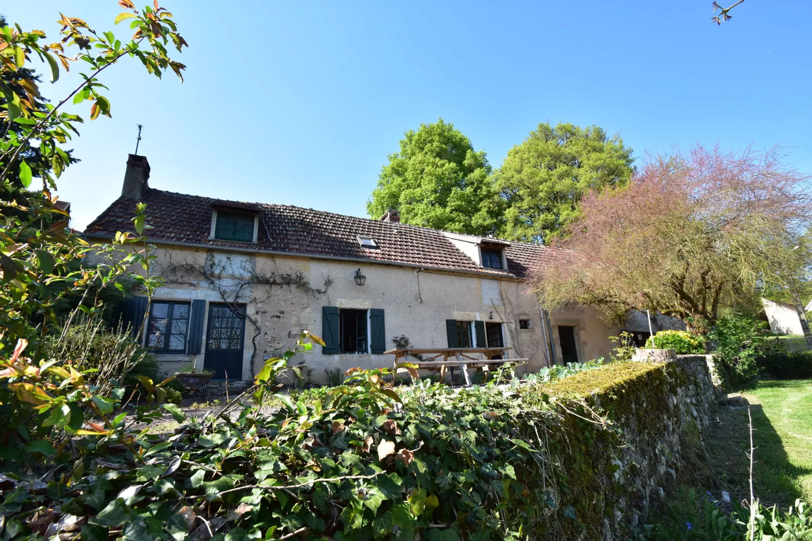 Charmante boerderij in Champallement met een tuin en terras-Buitenkant zomer