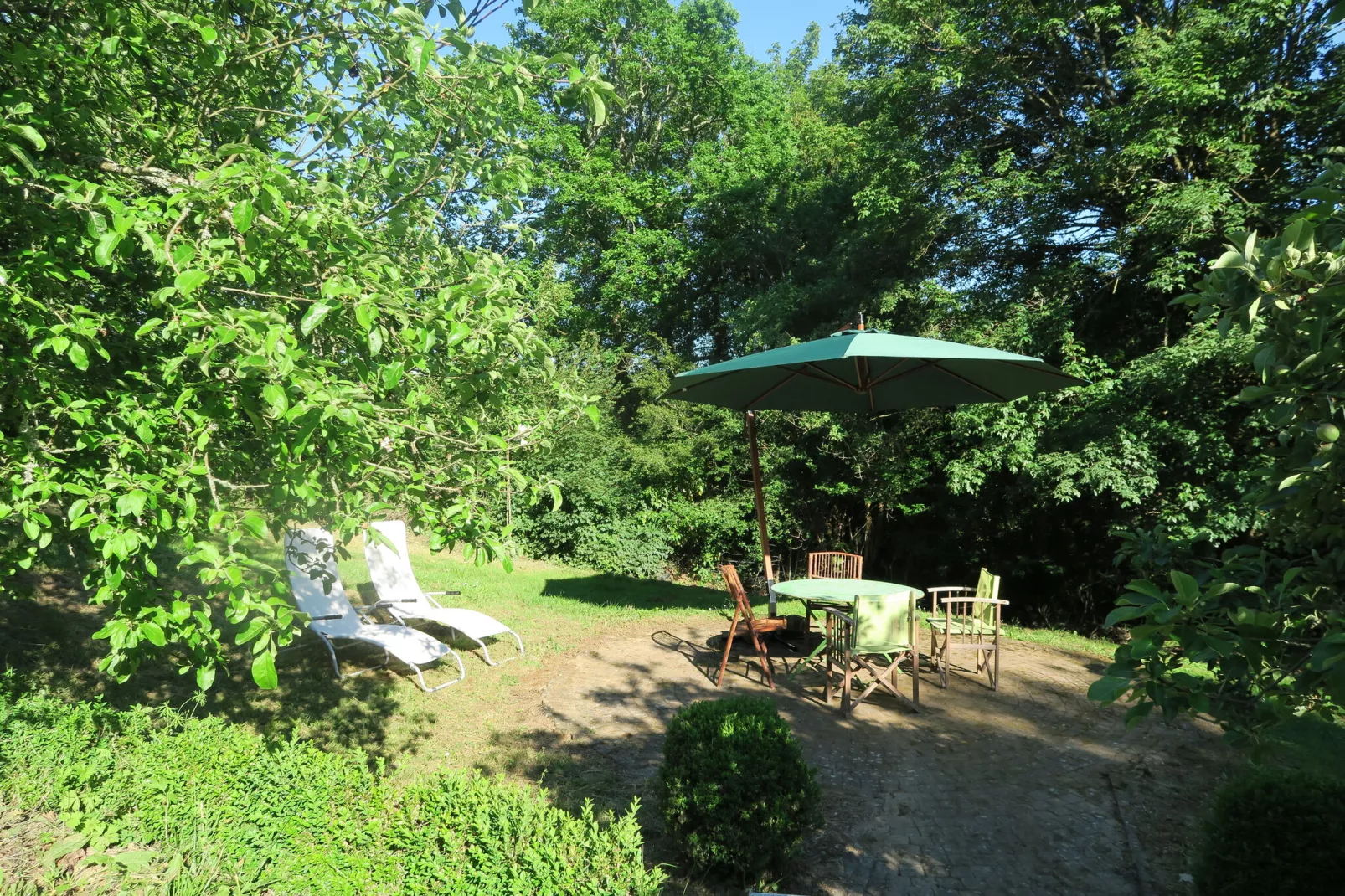 Charmante boerderij in Champallement met een tuin en terras-Tuinen zomer
