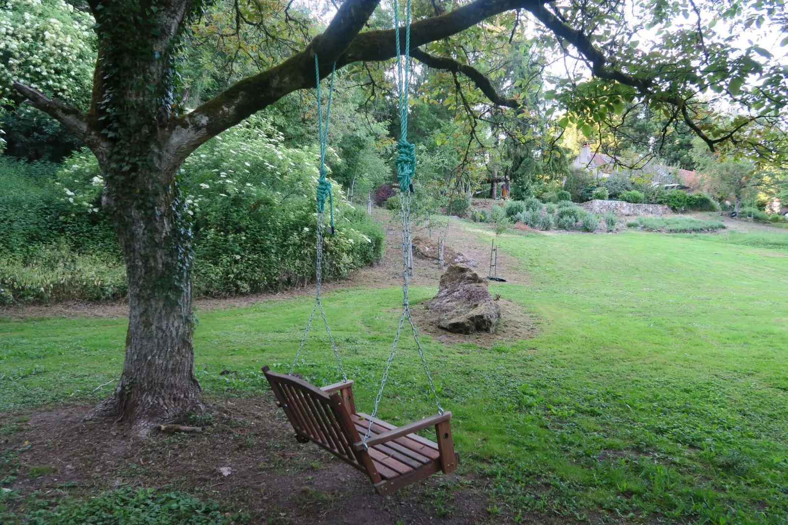 Charmante boerderij in Champallement met een tuin en terras-Tuinen zomer