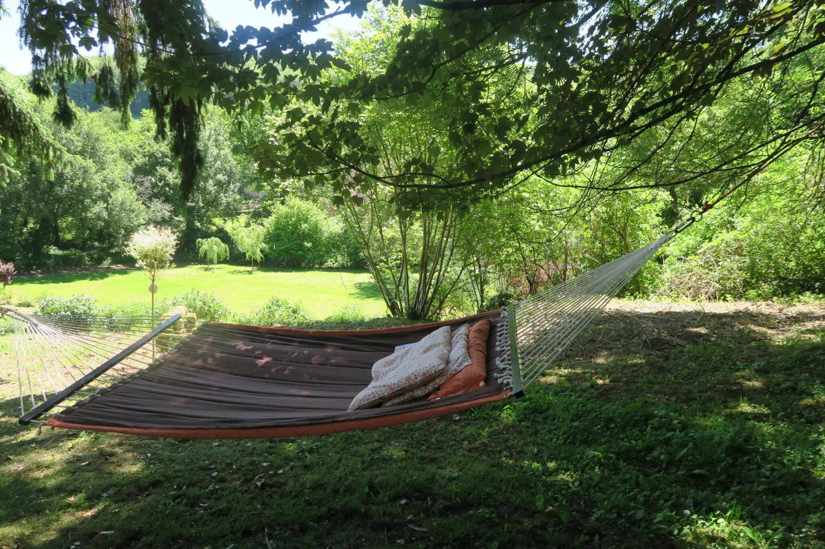 Charmante boerderij in Champallement met een tuin en terras-Tuinen zomer