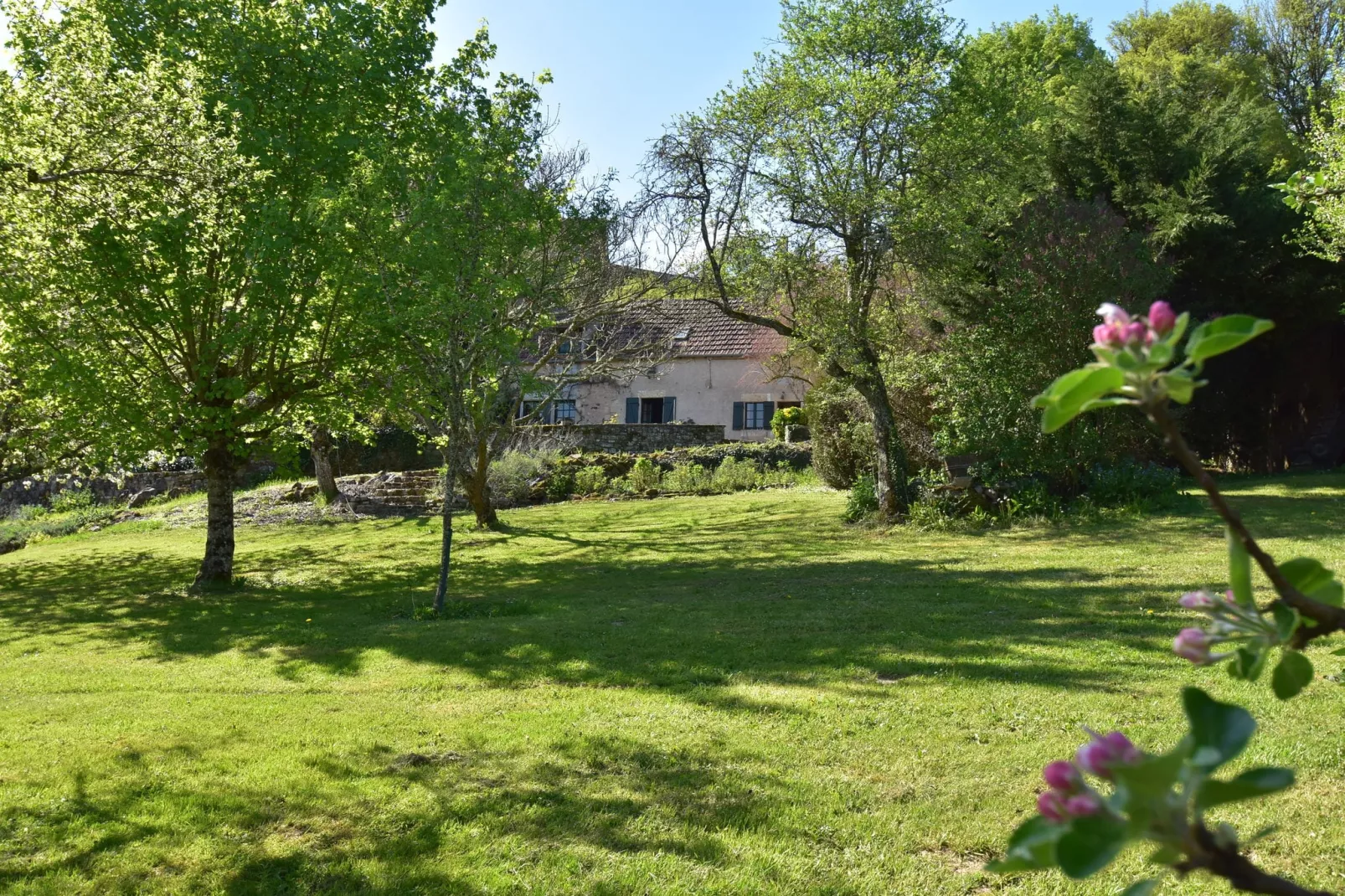 Charmante boerderij in Champallement met een tuin en terras-Tuinen zomer