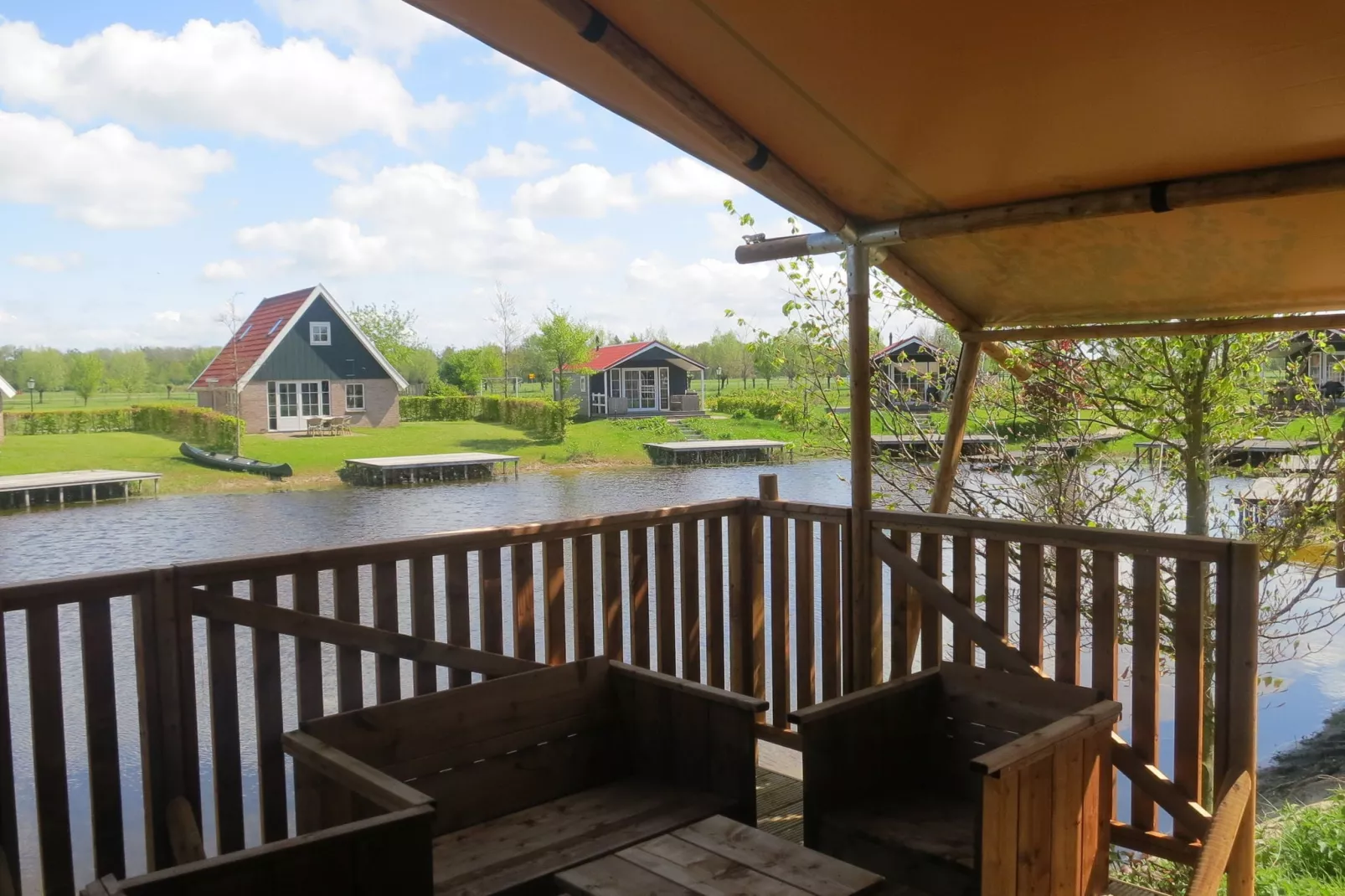 Vakantiepark Eigen Wijze 9-Terrasbalkon