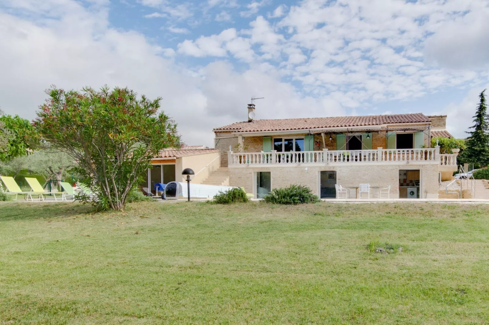 Maison avec piscine-Buitenkant zomer