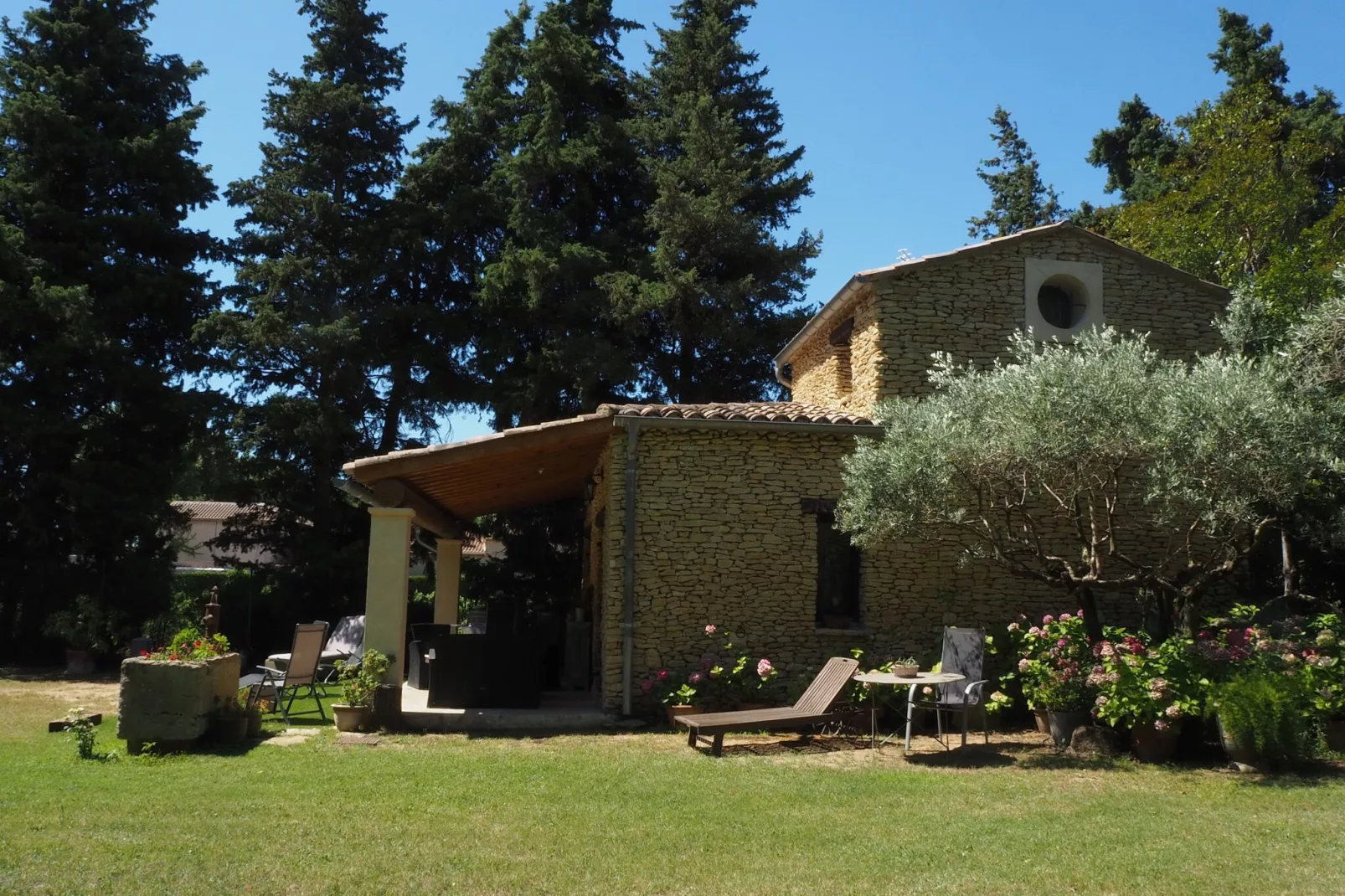 Ferienhaus in Bédarrides-Buitenkant zomer