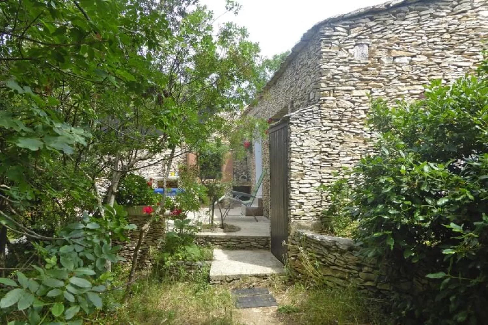 Kleines Steinhaus in Villes-sur-Auzon-Buitenkant zomer