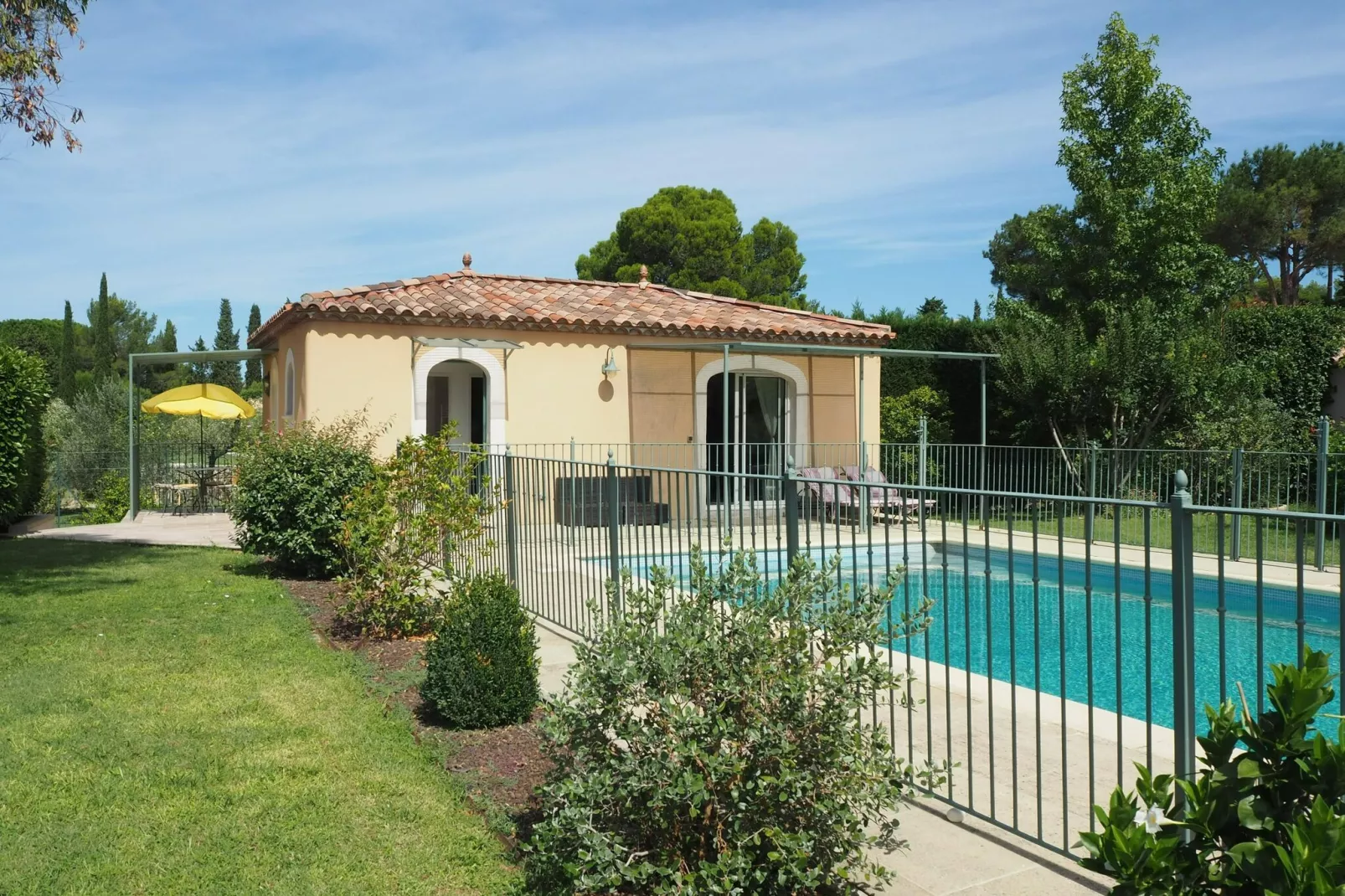 Ferienhaus in L'Isle-sur-la-Sorgue-Buitenkant zomer