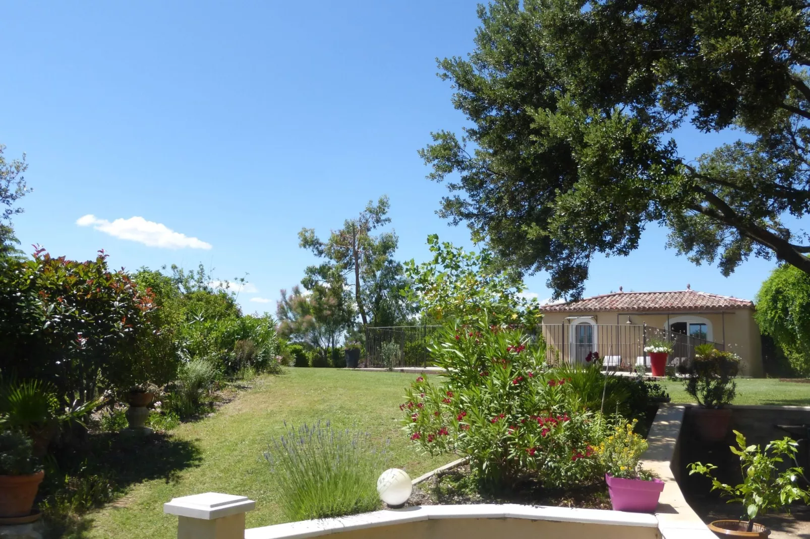 Ferienhaus in L'Isle-sur-la-Sorgue-Tuinen zomer