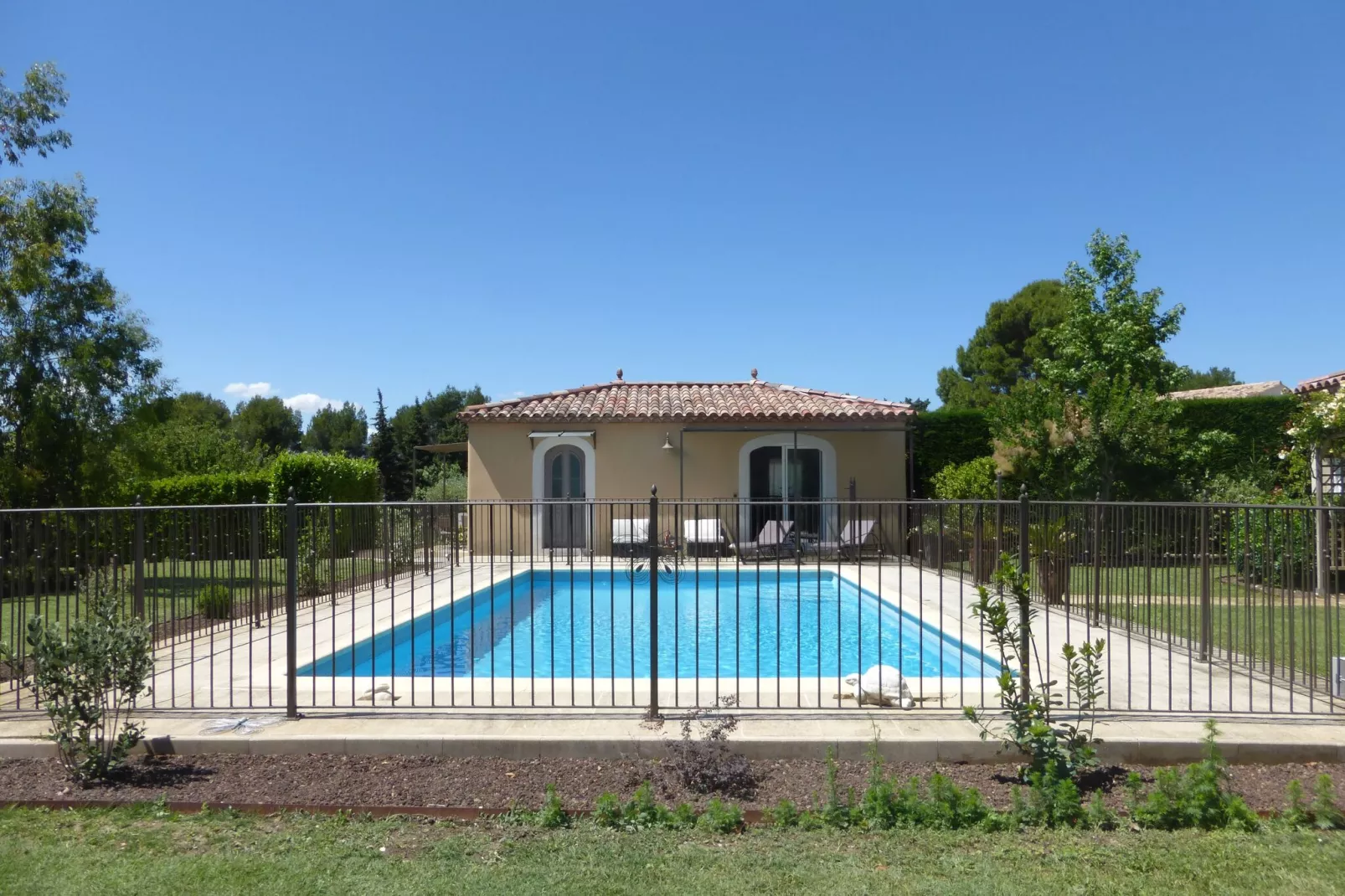 Ferienhaus in L'Isle-sur-la-Sorgue-Buitenkant zomer