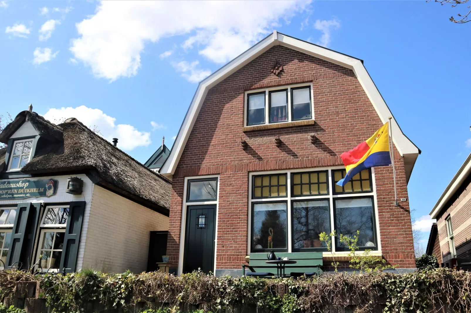 Logies Paal 4 Giethoorn – 2 persoons-Buitenkant zomer