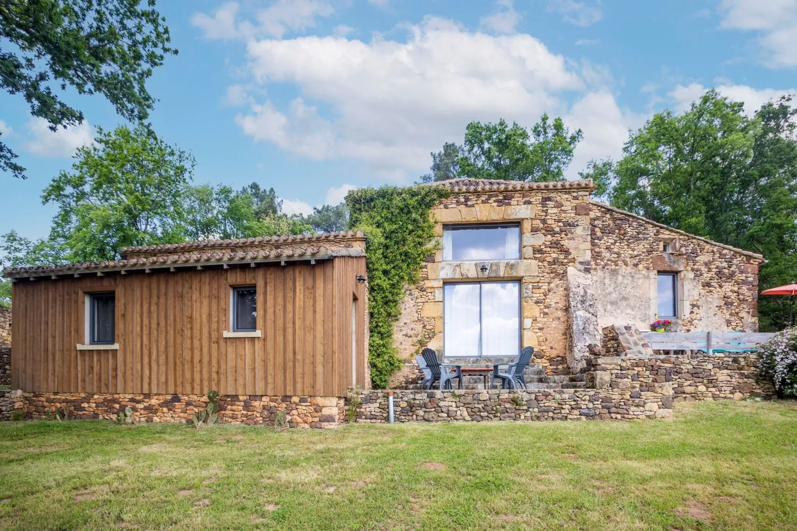 Maison au calme à Mazeyrolles-Buitenkant zomer