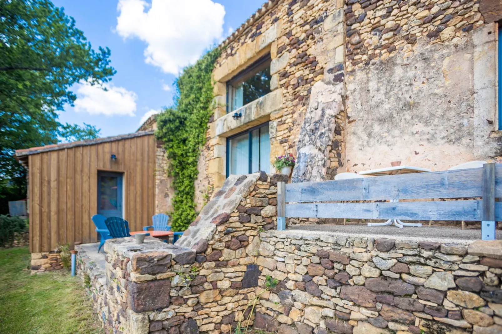 Maison au calme à Mazeyrolles-Buitenkant zomer