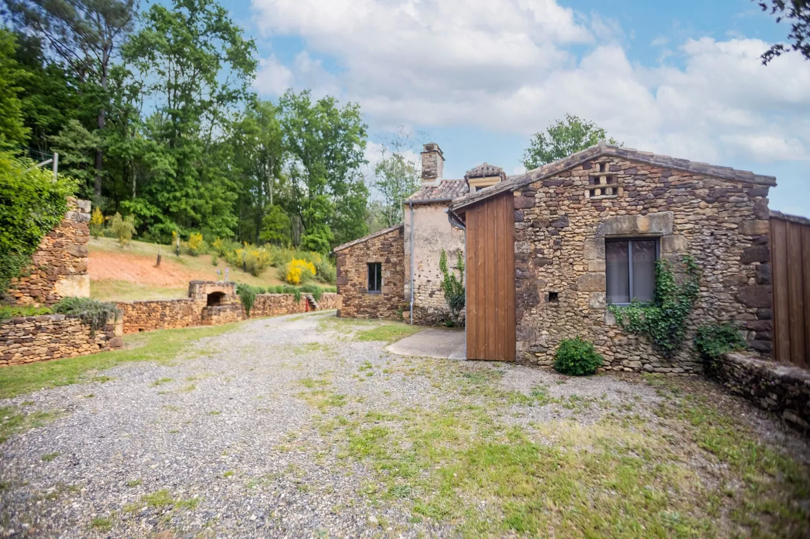 Maison au calme à Mazeyrolles-Buitenkant zomer