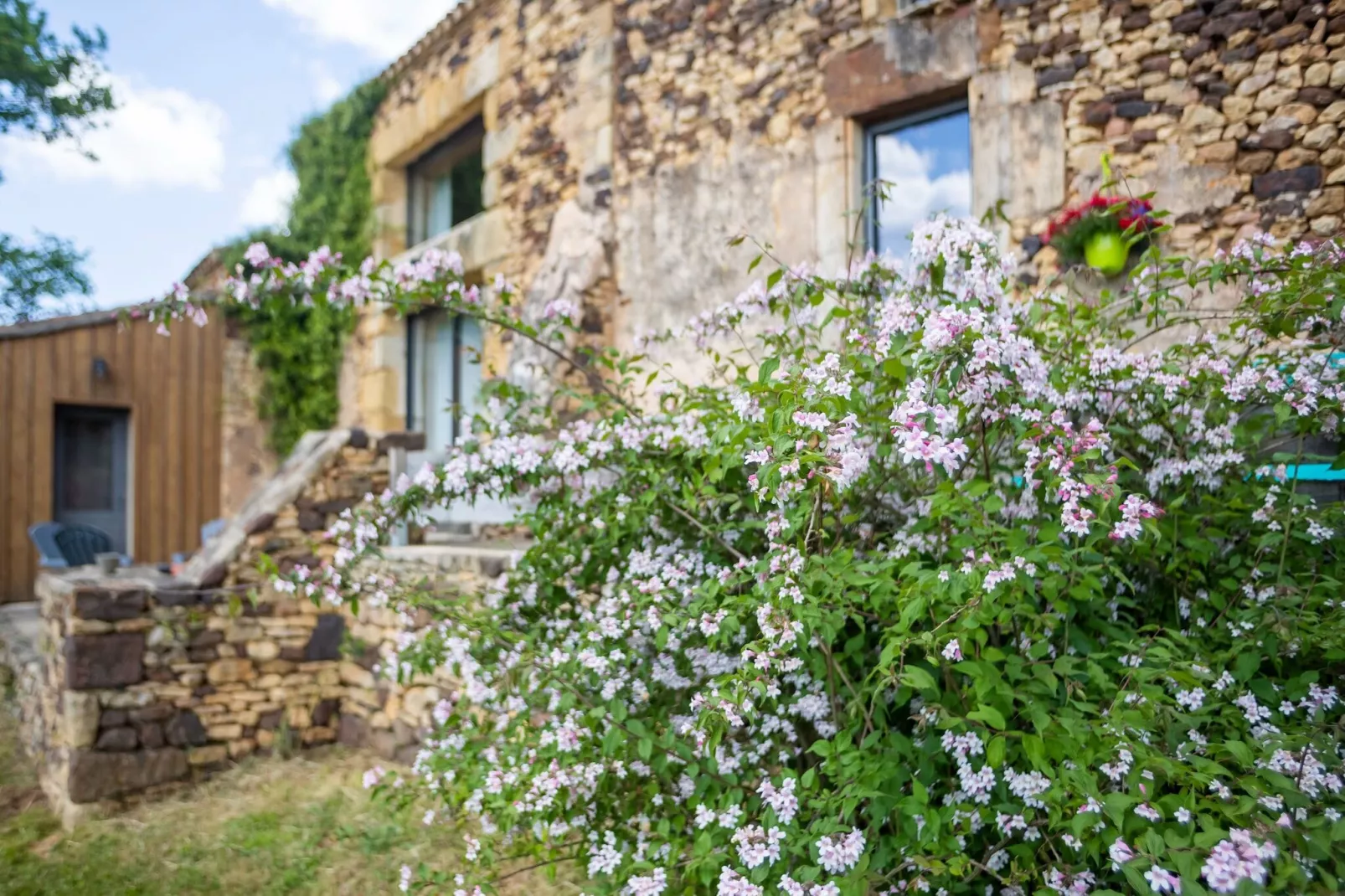 Maison au calme à Mazeyrolles-Tuinen zomer