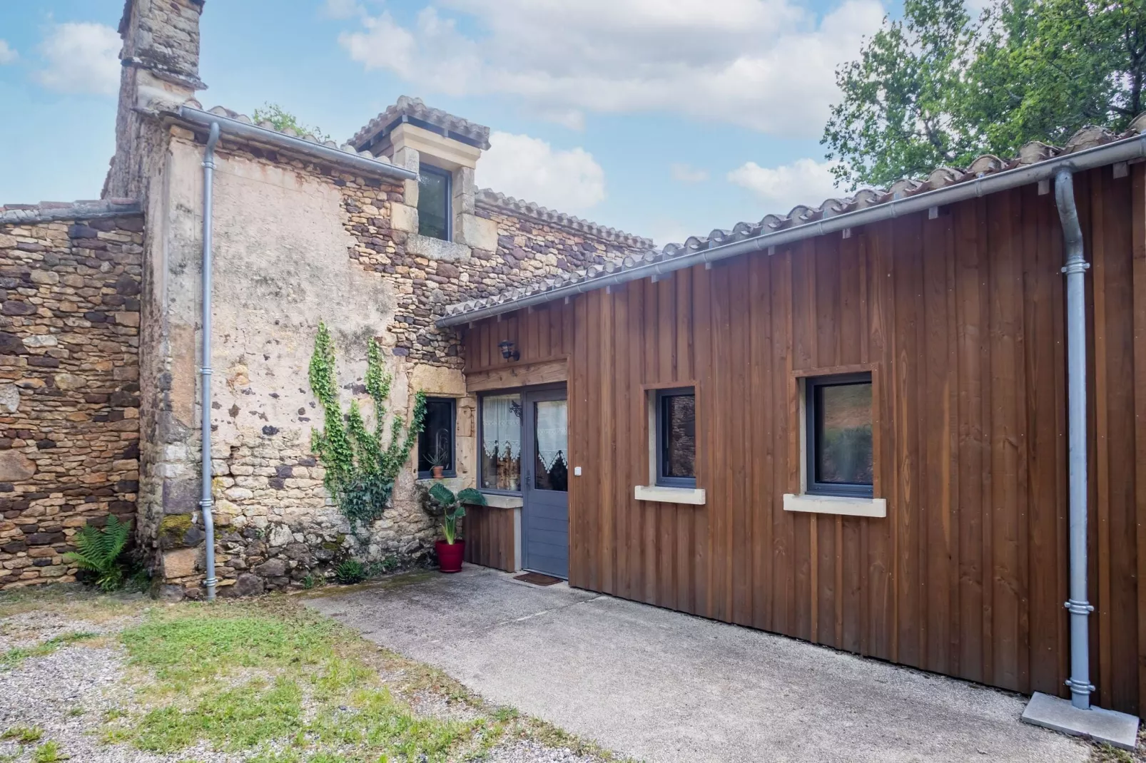 Maison au calme à Mazeyrolles-Tuinen zomer