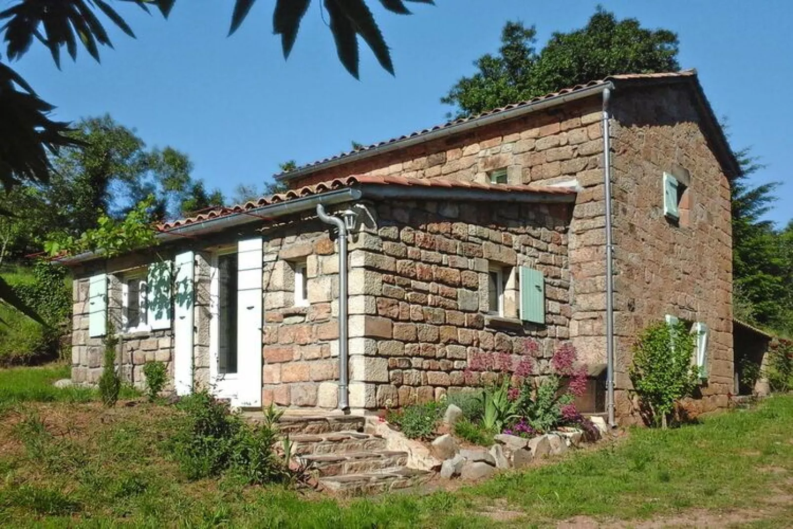 Steinhaus in Chambonas / La Grange-Buitenkant zomer