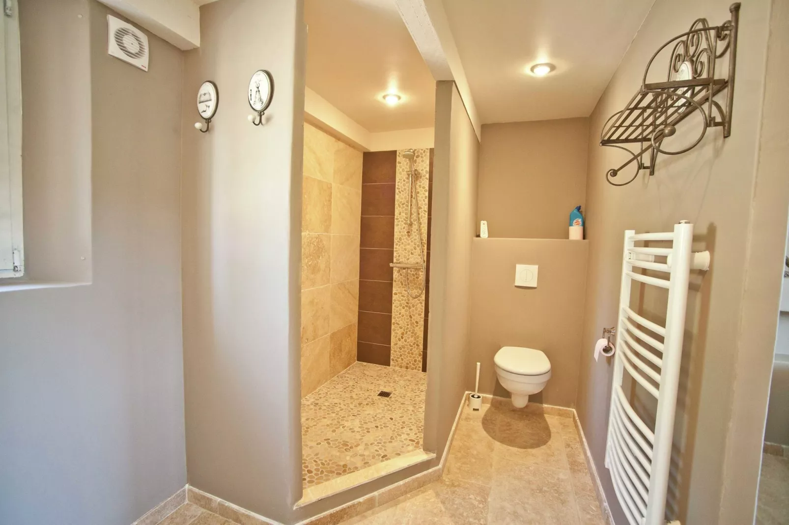 La Colline de Reves plus 3 gites-Badkamer