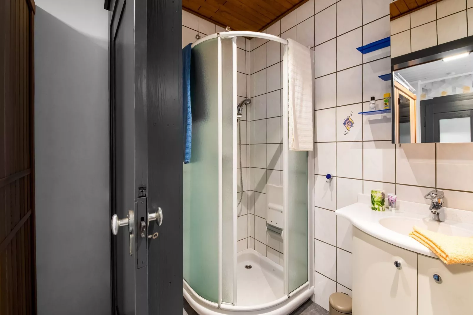 Charmante habitation avec Sauna infrarouge à Wirtzfeld-Badkamer