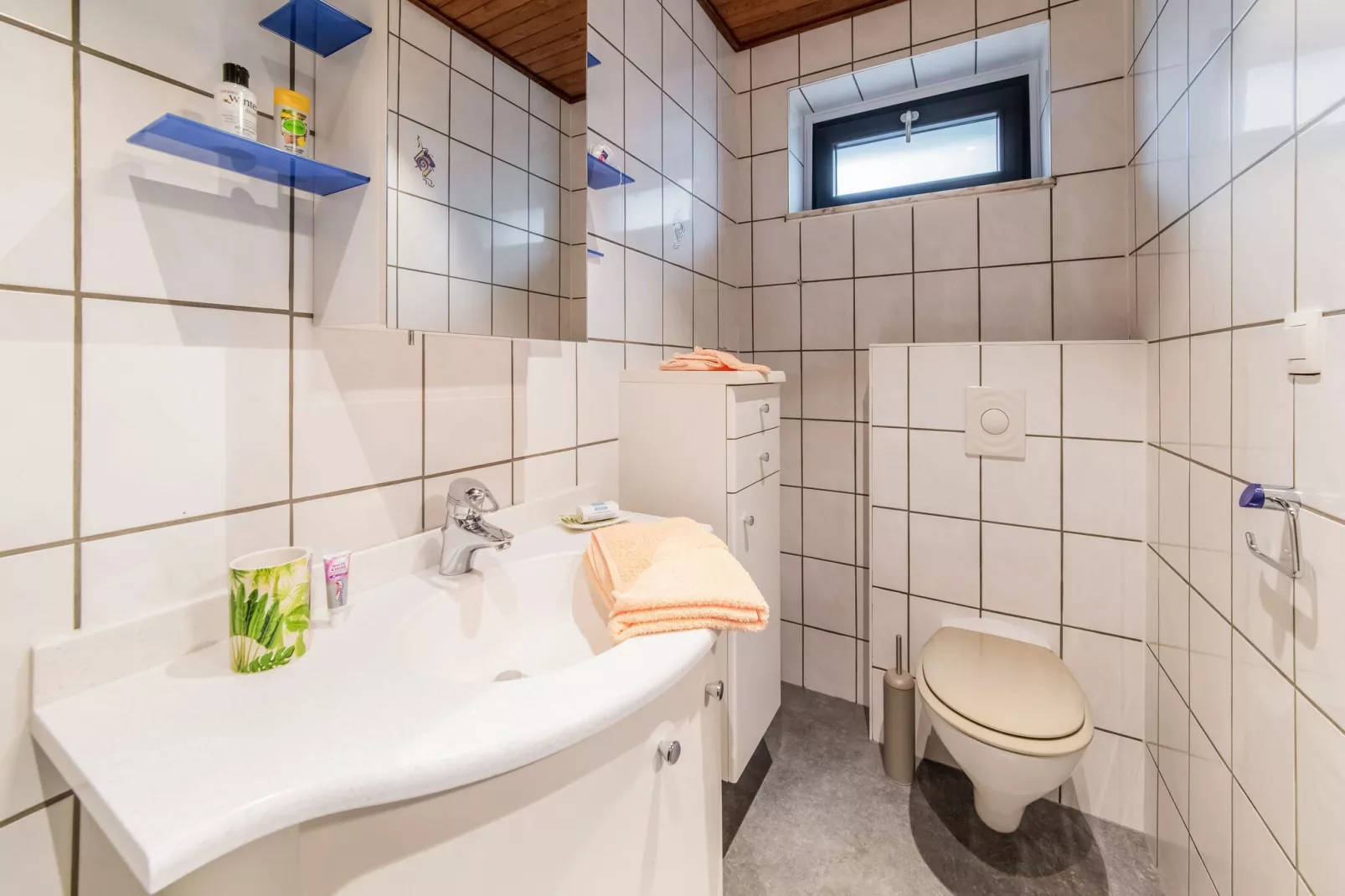 Charmante habitation avec Sauna infrarouge à Wirtzfeld-Badkamer