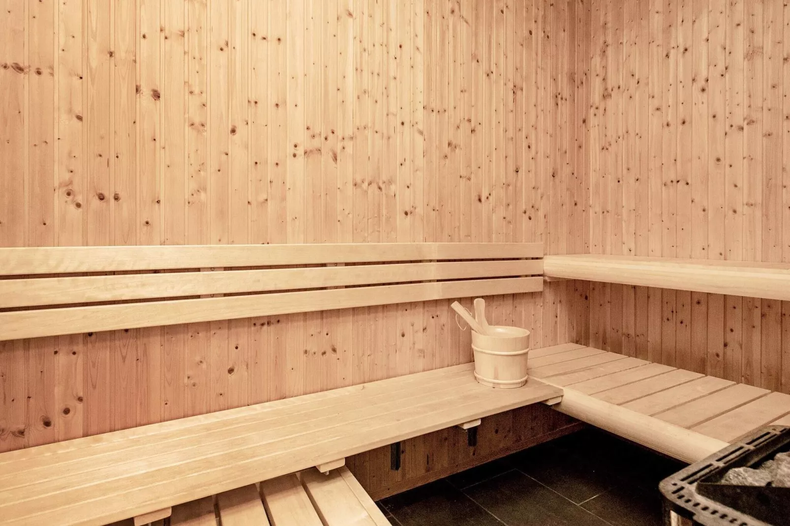 Ruime villa in Hojslev vlak bij zee-Sauna