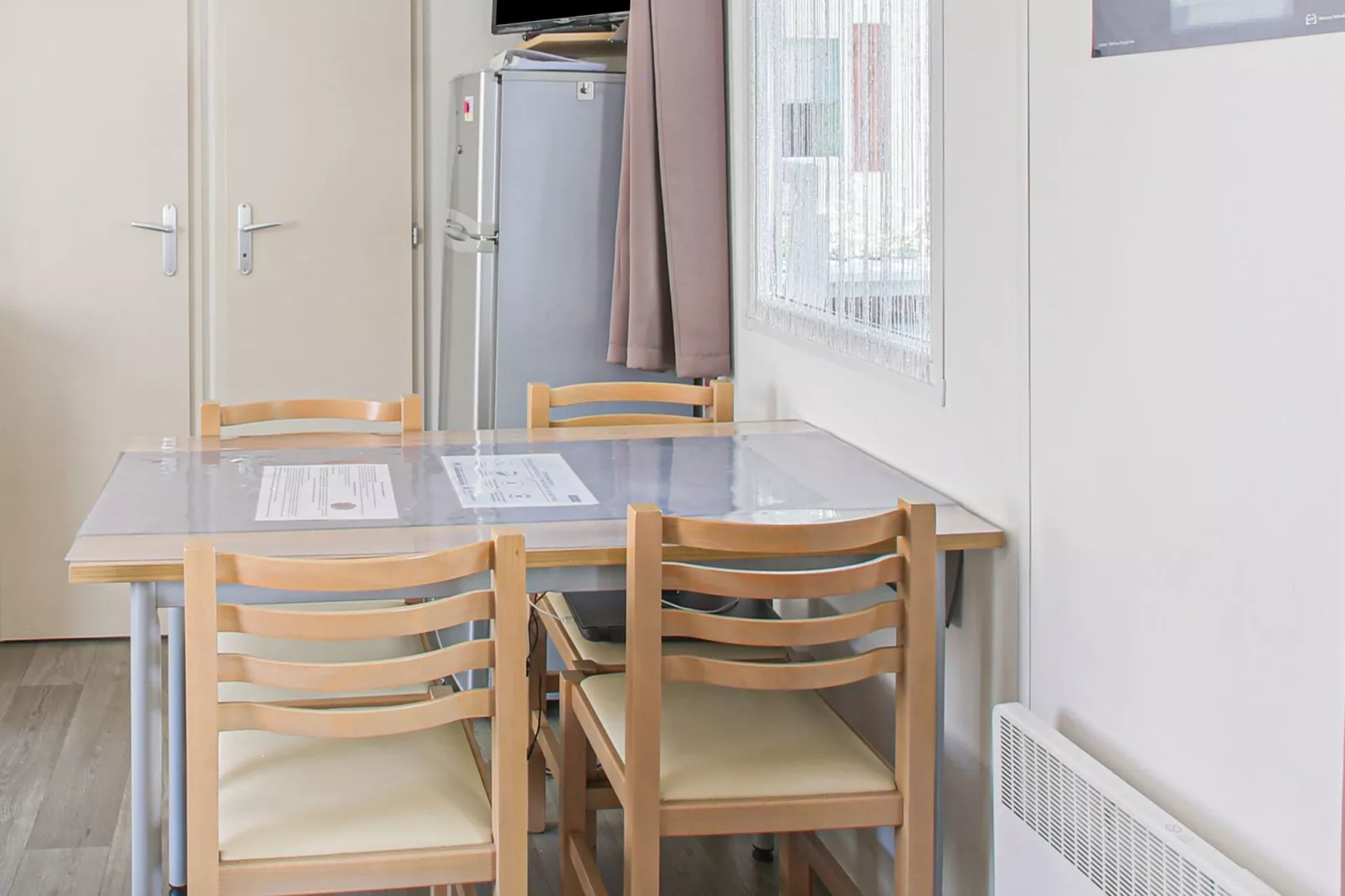 Mobil-home 4 pax-Eetkamer