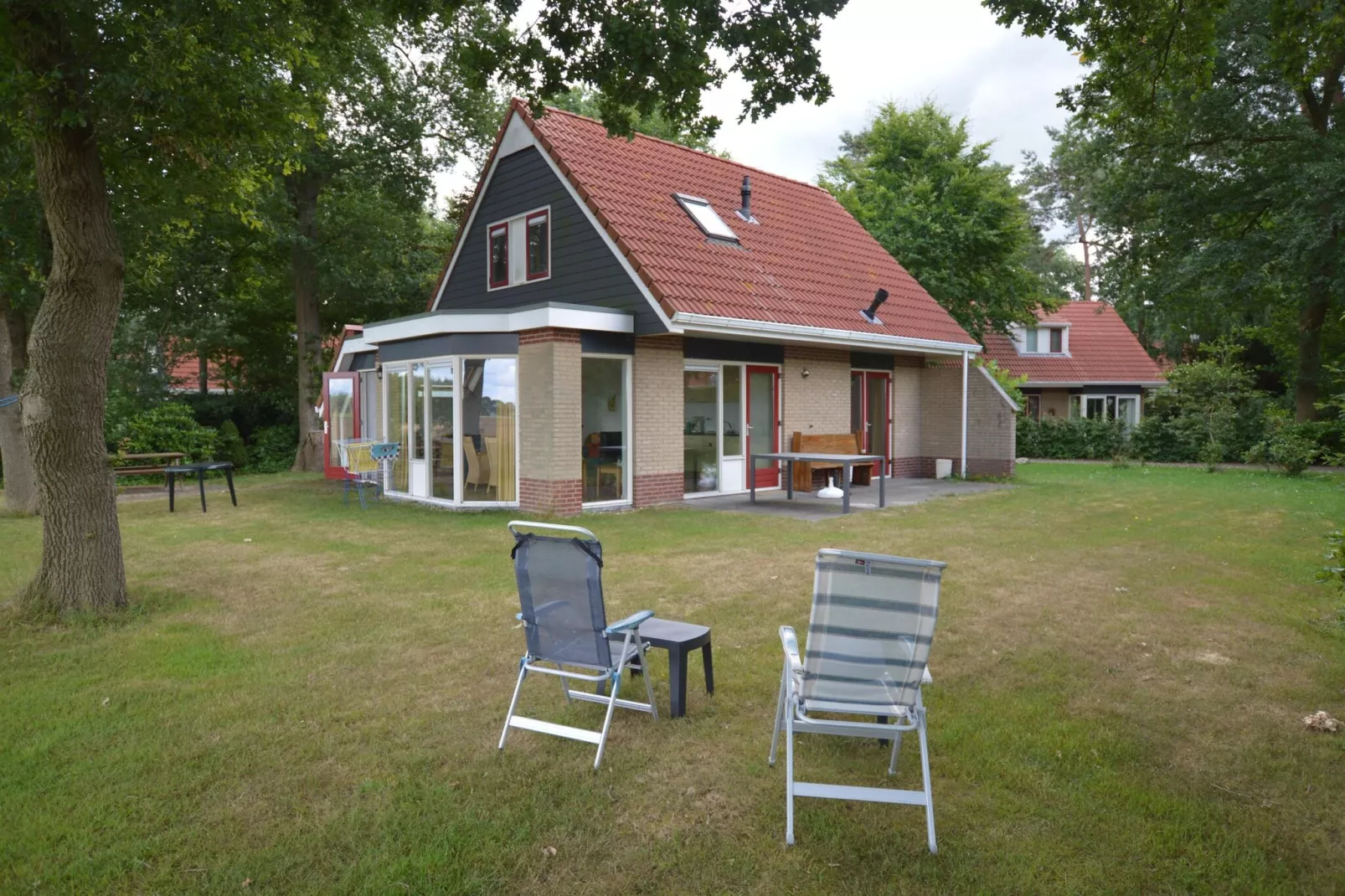 Buitenplaats Berg en Bos nummer 18-Buitenkant zomer