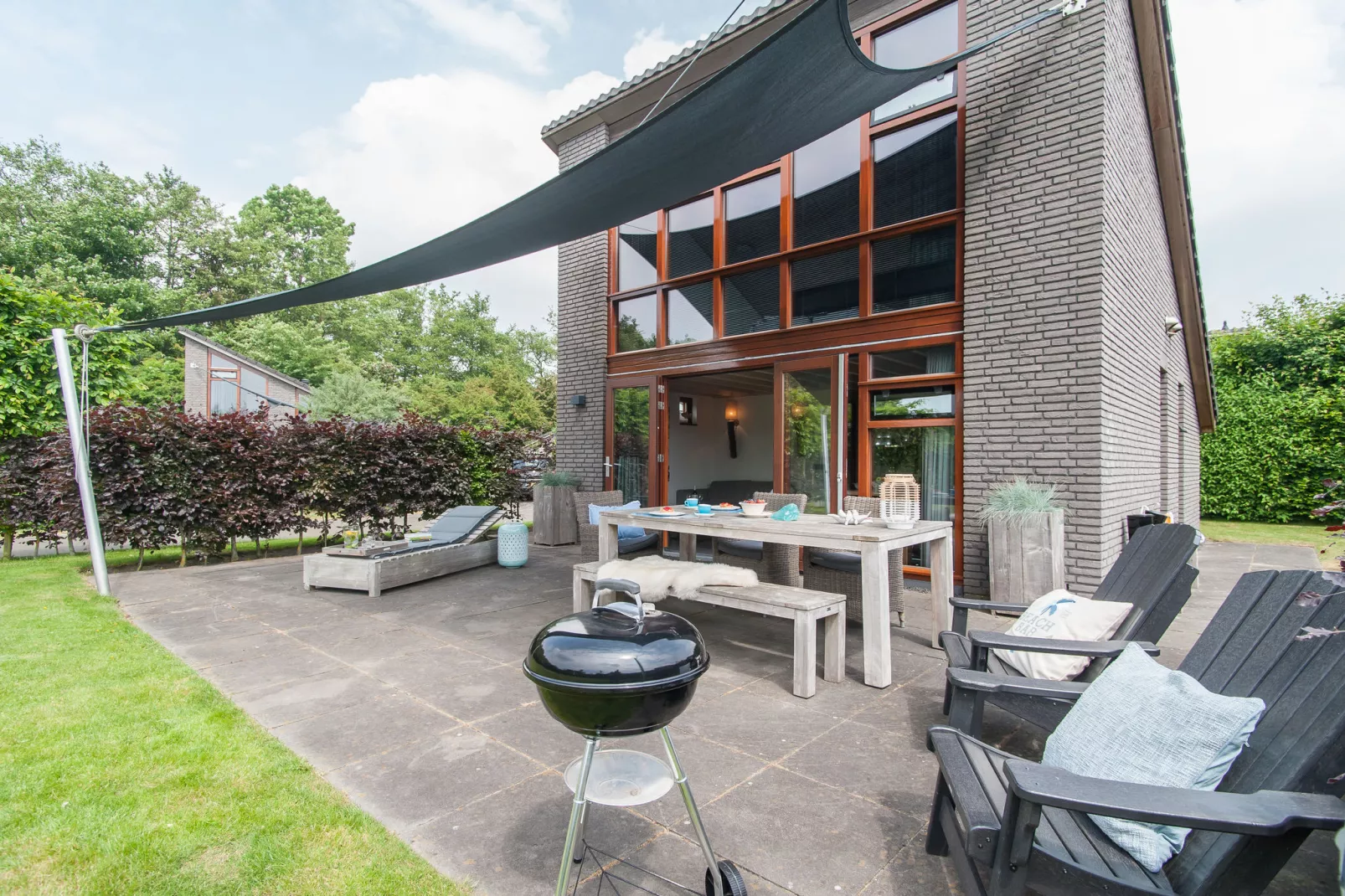 Modern vakantiehuis gelegen tegen de duinen tussen Schoorl en Bergen-Tuinen zomer