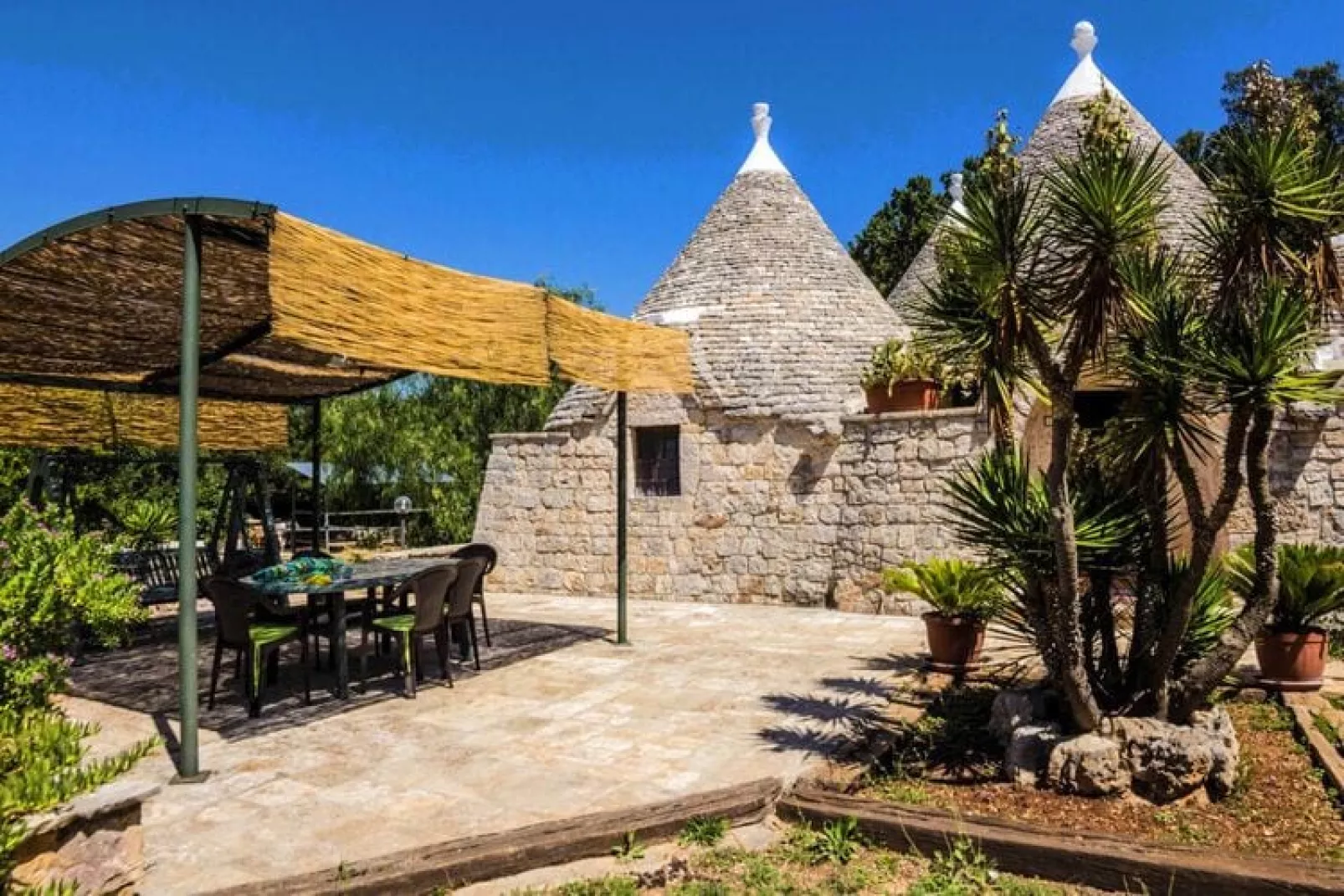 Ferienhaus Cisternino - Type Trulli Contrada Barbagiulo-Buitenkant zomer