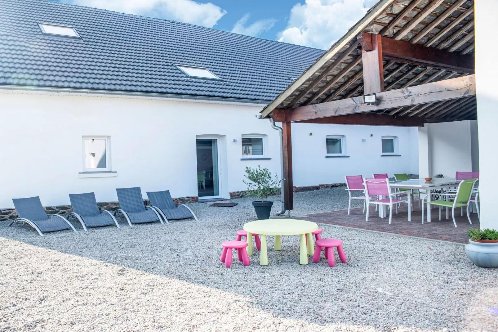 Cottage Saint Hilaire-Buitenkant zomer