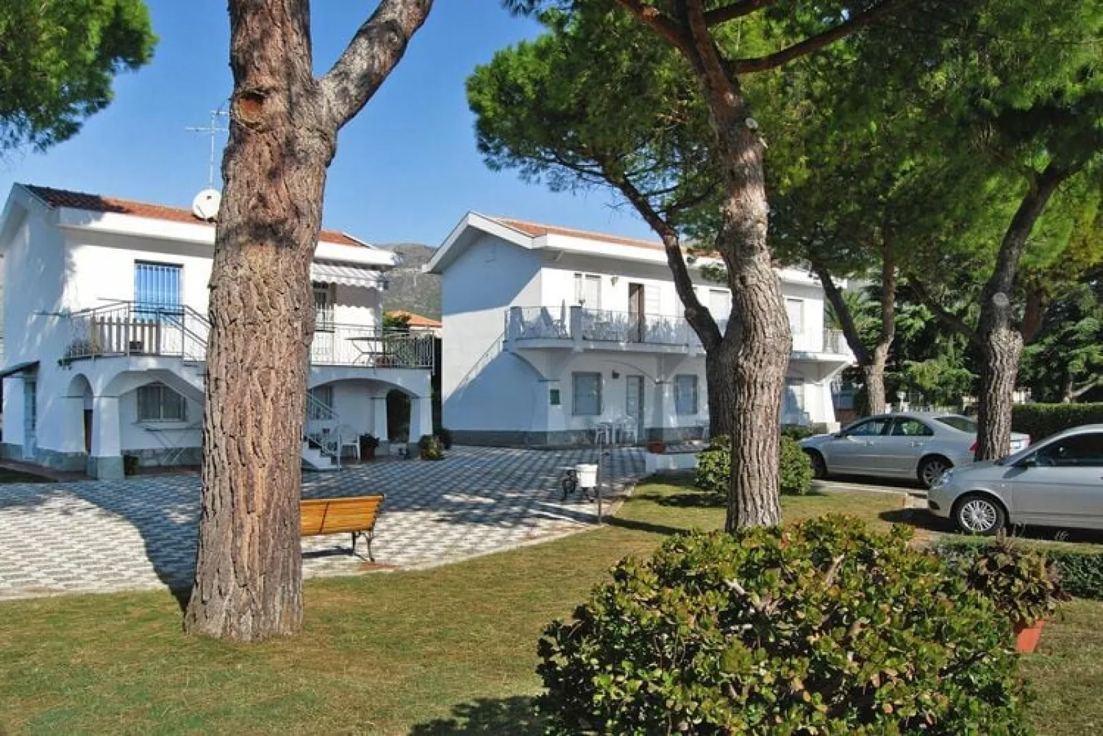 Residence Annina Ceriale - Trilocale 5 Pax R5 / C5-Buitenkant zomer