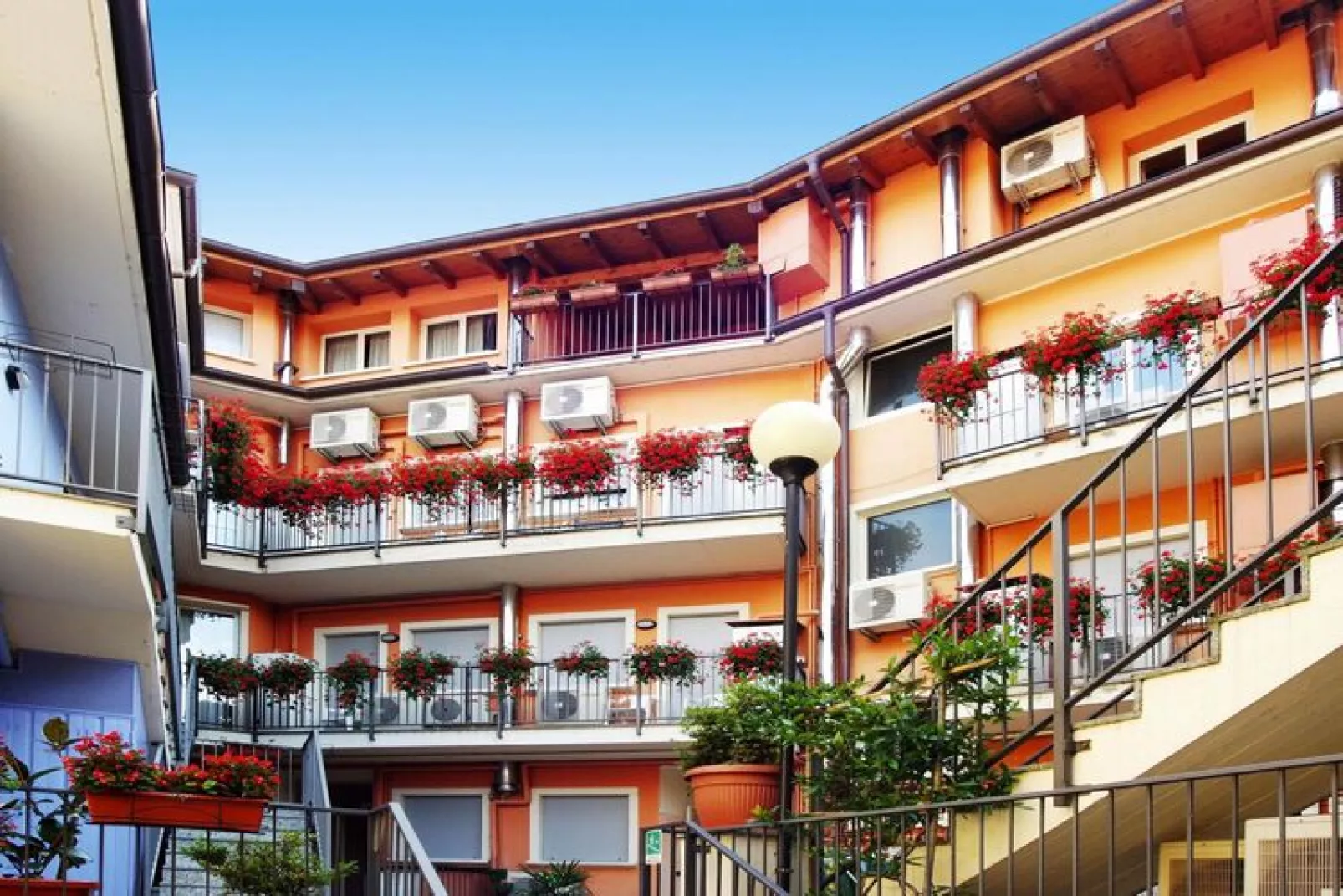 Residence dei Fiori, Baveno-trilo 6-Buitenkant zomer