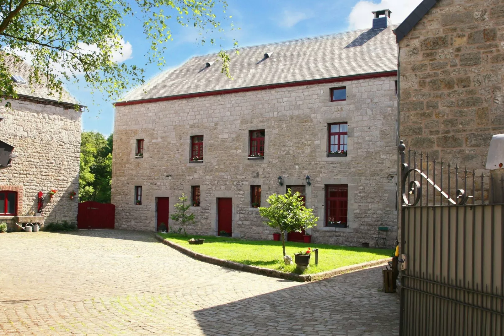 La petite ferme du noyer-Buitenkant zomer