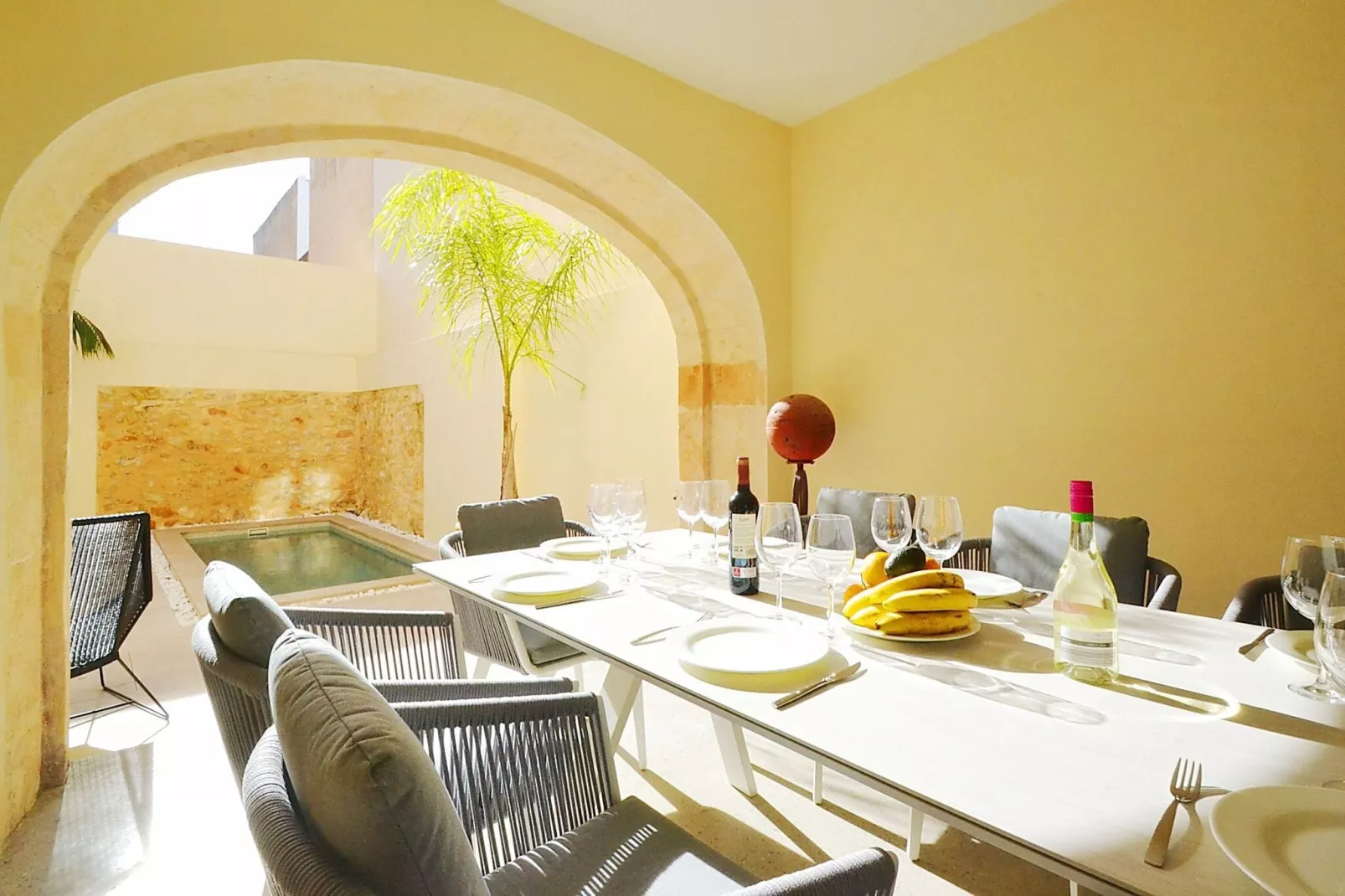 Moderne stadswoning  top kwaliteit in Petra met privé zwembad-Terrasbalkon