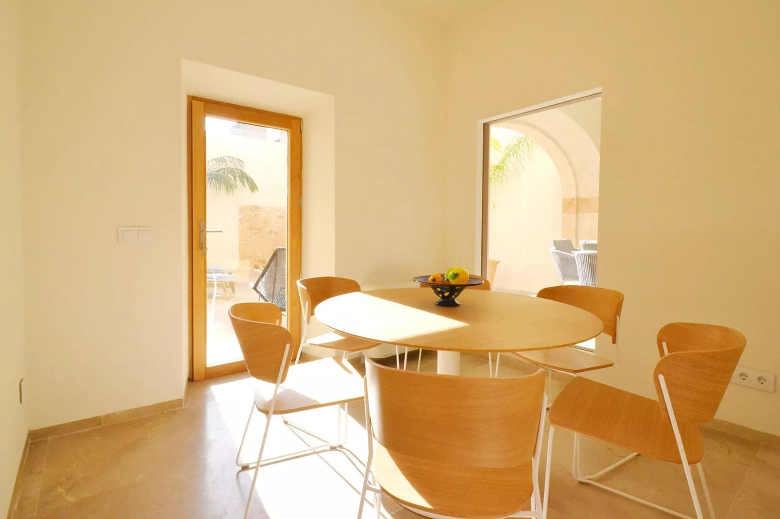 Moderne stadswoning  top kwaliteit in Petra met privé zwembad-Eetkamer