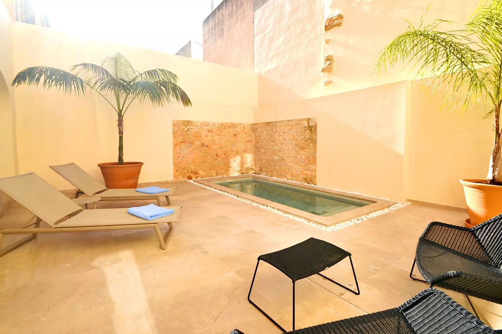 Moderne stadswoning  top kwaliteit in Petra met privé zwembad-Terrasbalkon