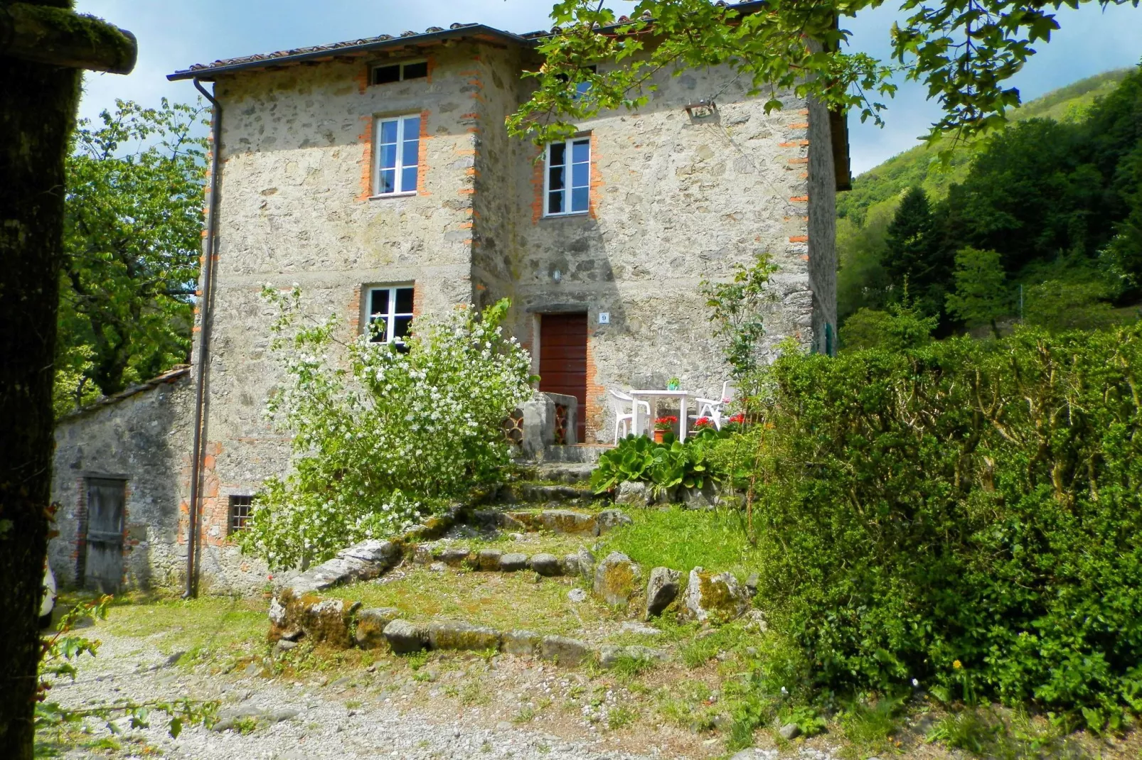 Mooi ouderwets en gezellig vakantiehuis met zwembad in een landelijke omgeving-Buitenkant zomer