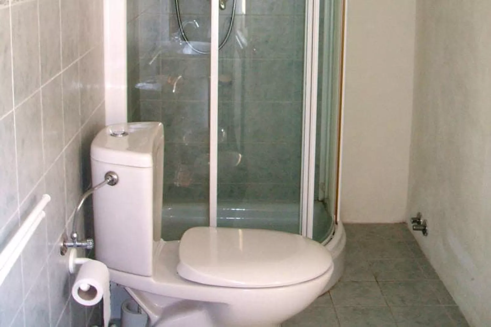 Mooi ouderwets en gezellig vakantiehuis met zwembad in een landelijke omgeving-Badkamer