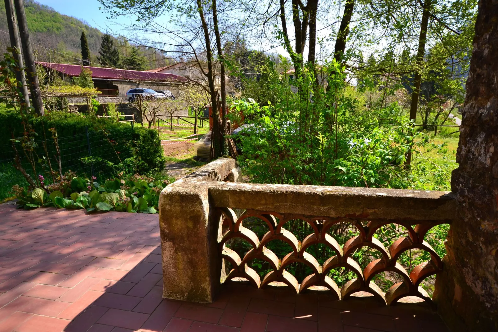Mooi ouderwets en gezellig vakantiehuis met zwembad in een landelijke omgeving-Terrasbalkon