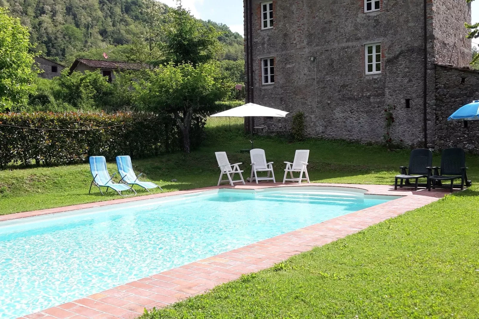 Mooi ouderwets en gezellig vakantiehuis met zwembad in een landelijke omgeving-Tuinen zomer