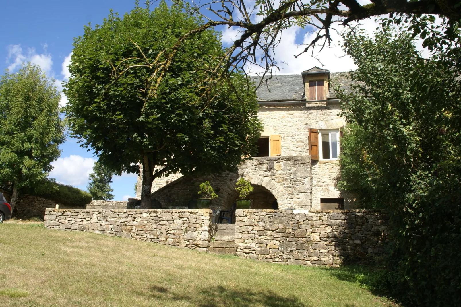 Saint-Geniez-d'Olt-Buitenkant zomer