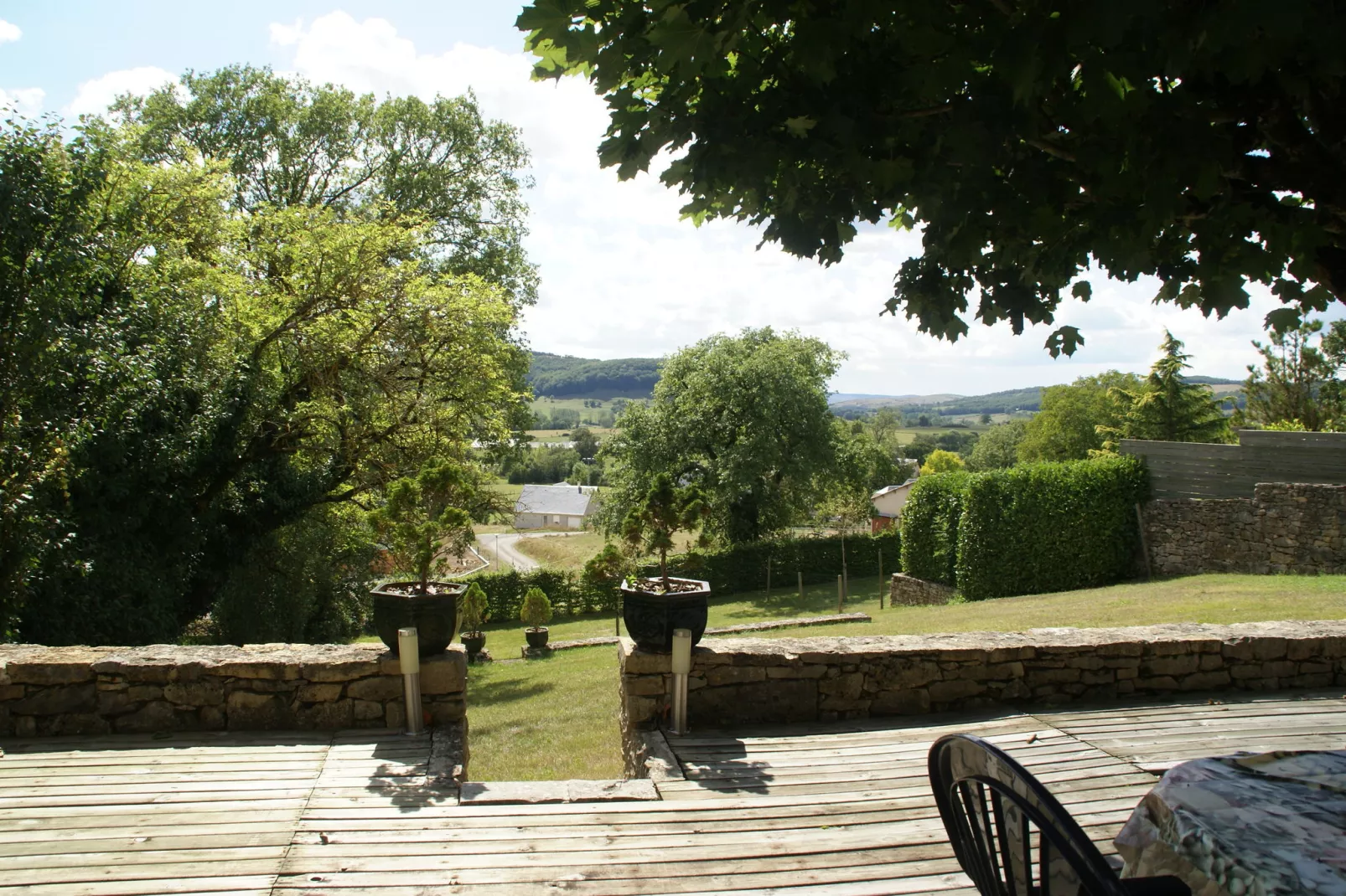 Saint-Geniez-d'Olt-Uitzicht zomer