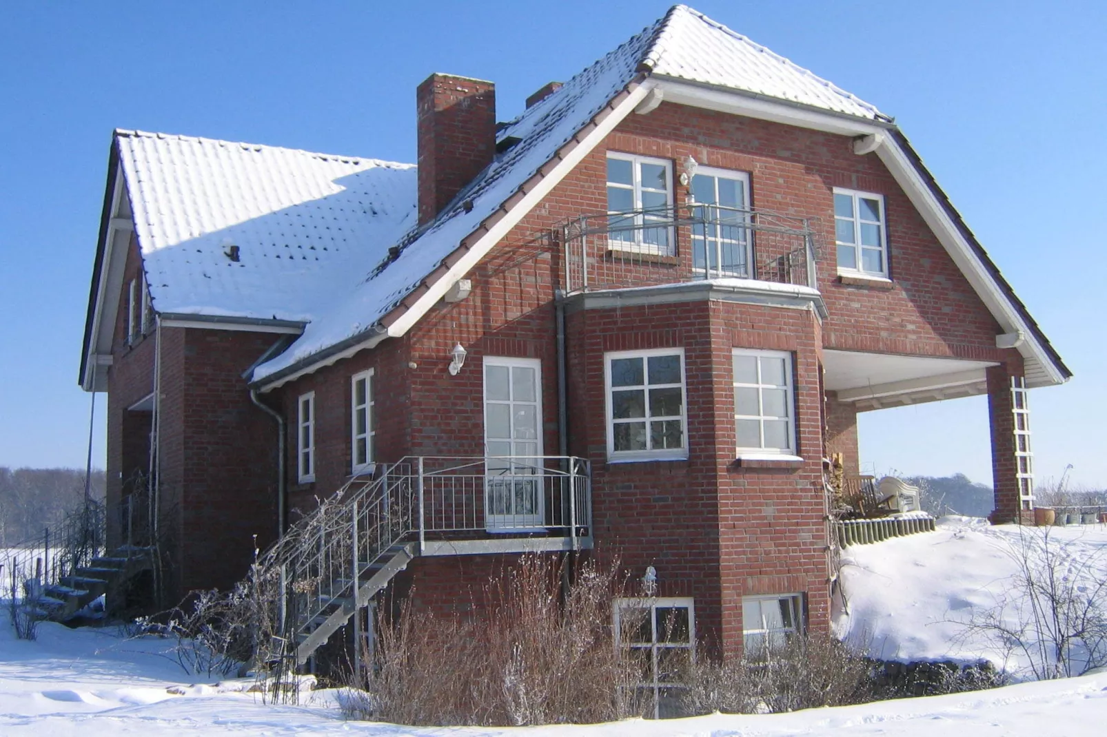 Romantisches Landhaus mit Kamin-Exterieur winter