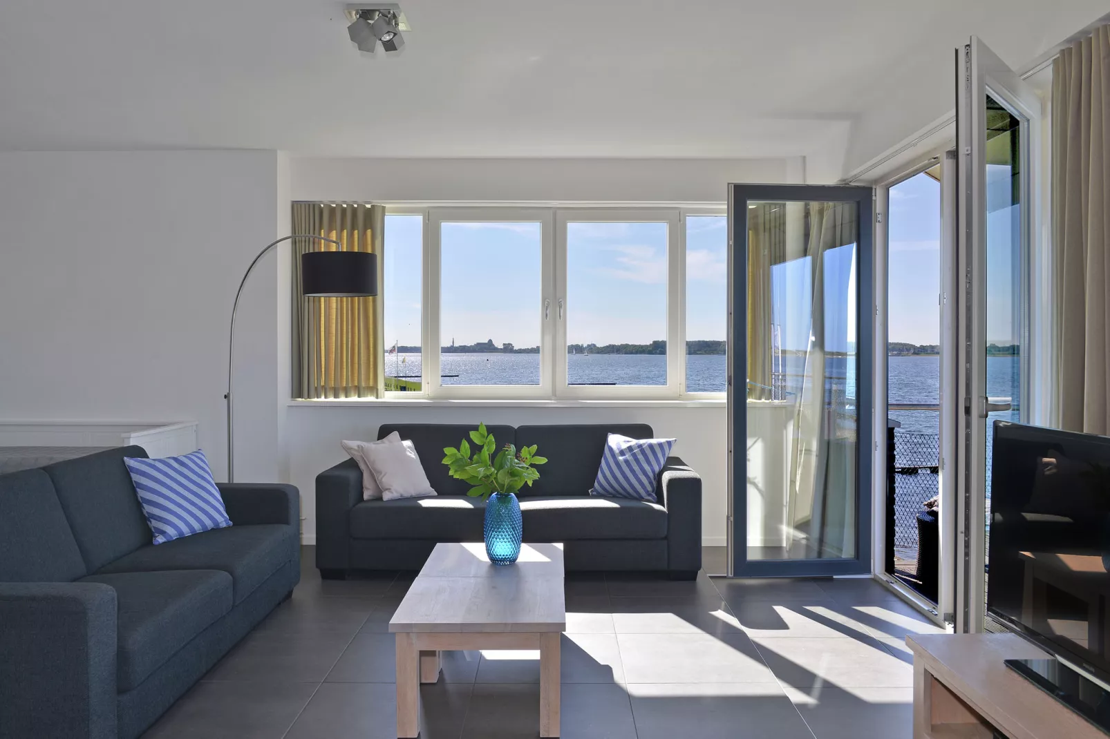 Penthouse 4a - De Schotsman Watersport-Woonkamer