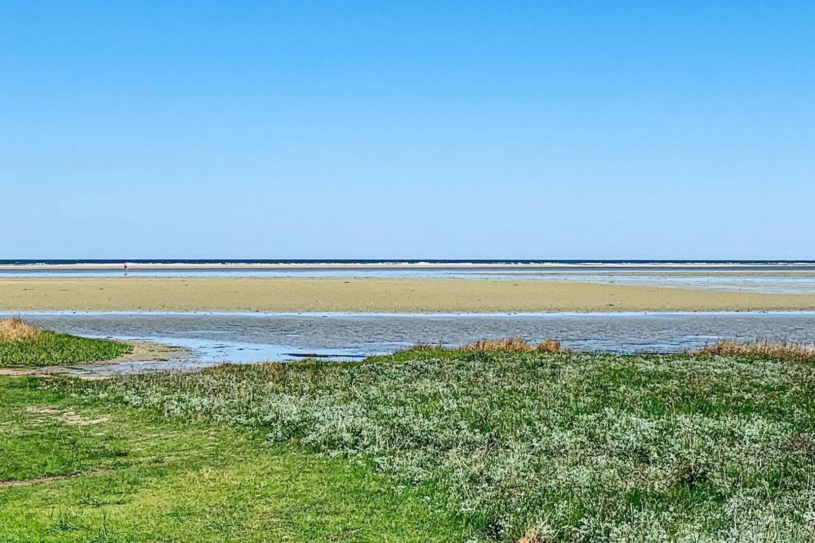 Charmant vakantiehuis in Ørsted met verwarmd zwembad-Waterzicht