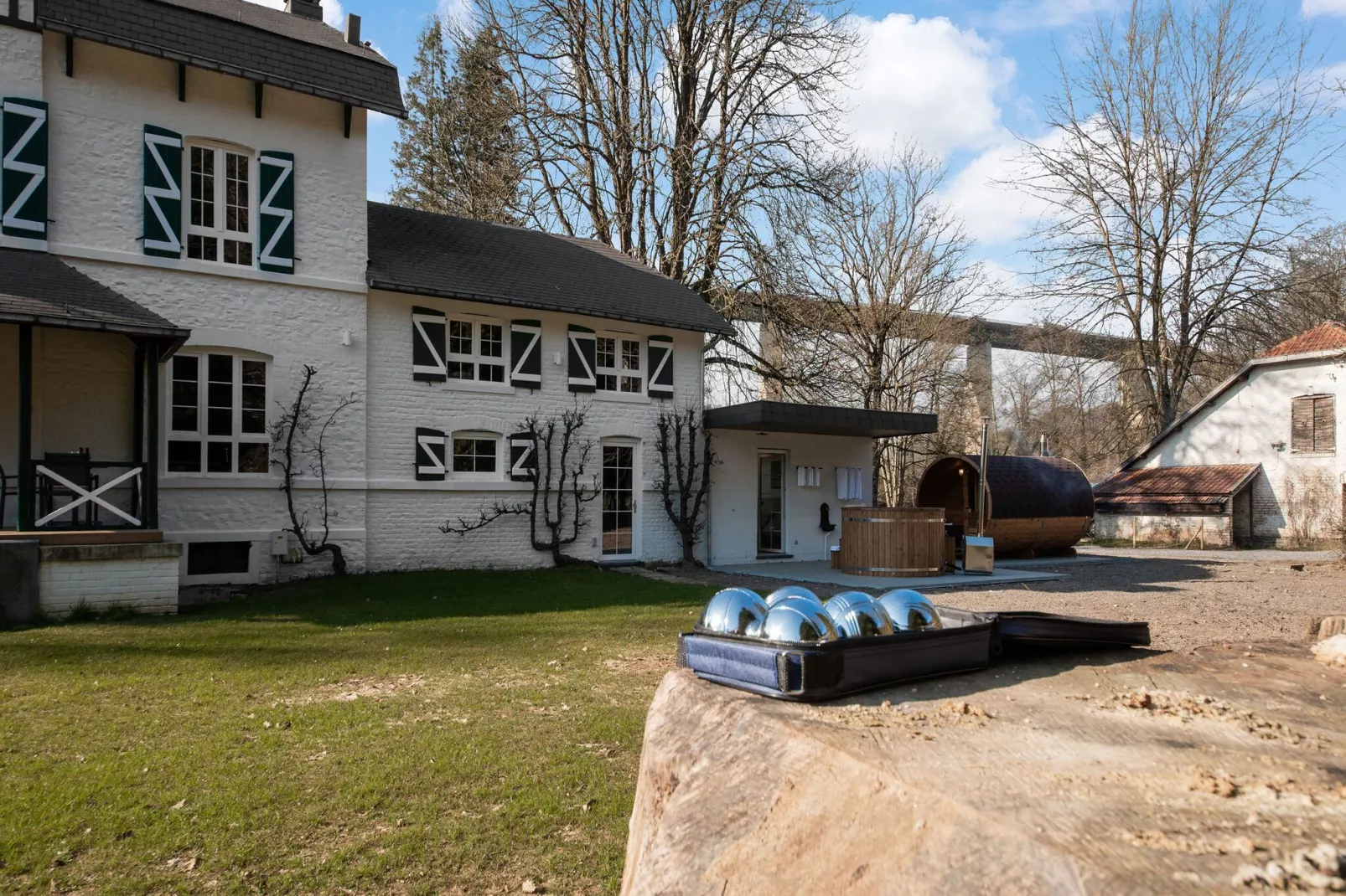 Ecolodge du Moulin-Buitenkant zomer