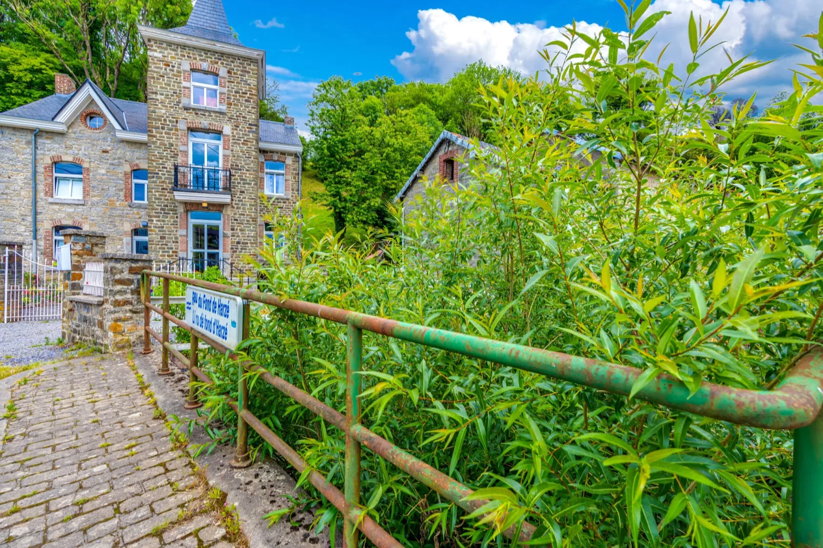 Le petit château de Harze-Buitenkant zomer