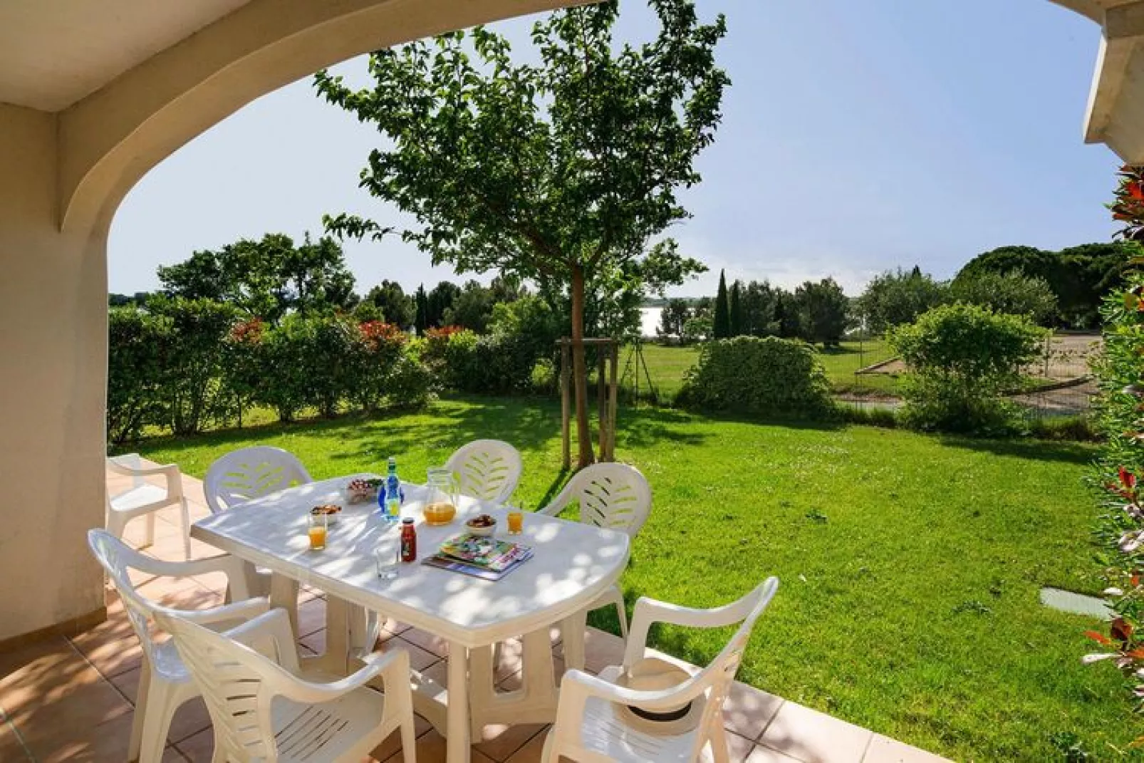 Appartement in residentie met gemeenschappelijk zwembad in Homps-Tuinen zomer