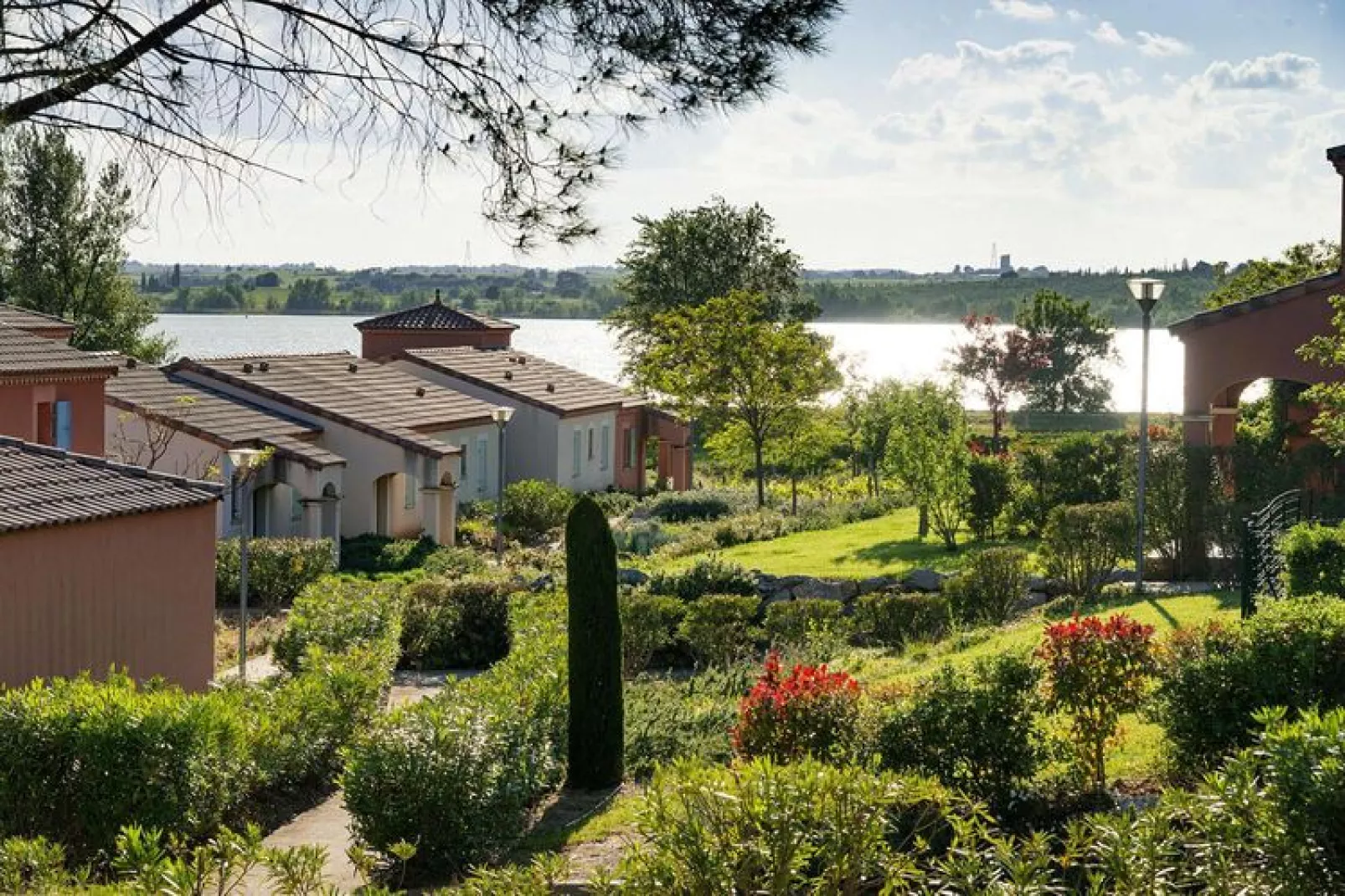 Appartement in residentie met gemeenschappelijk zwembad in Homps-Buitenkant zomer