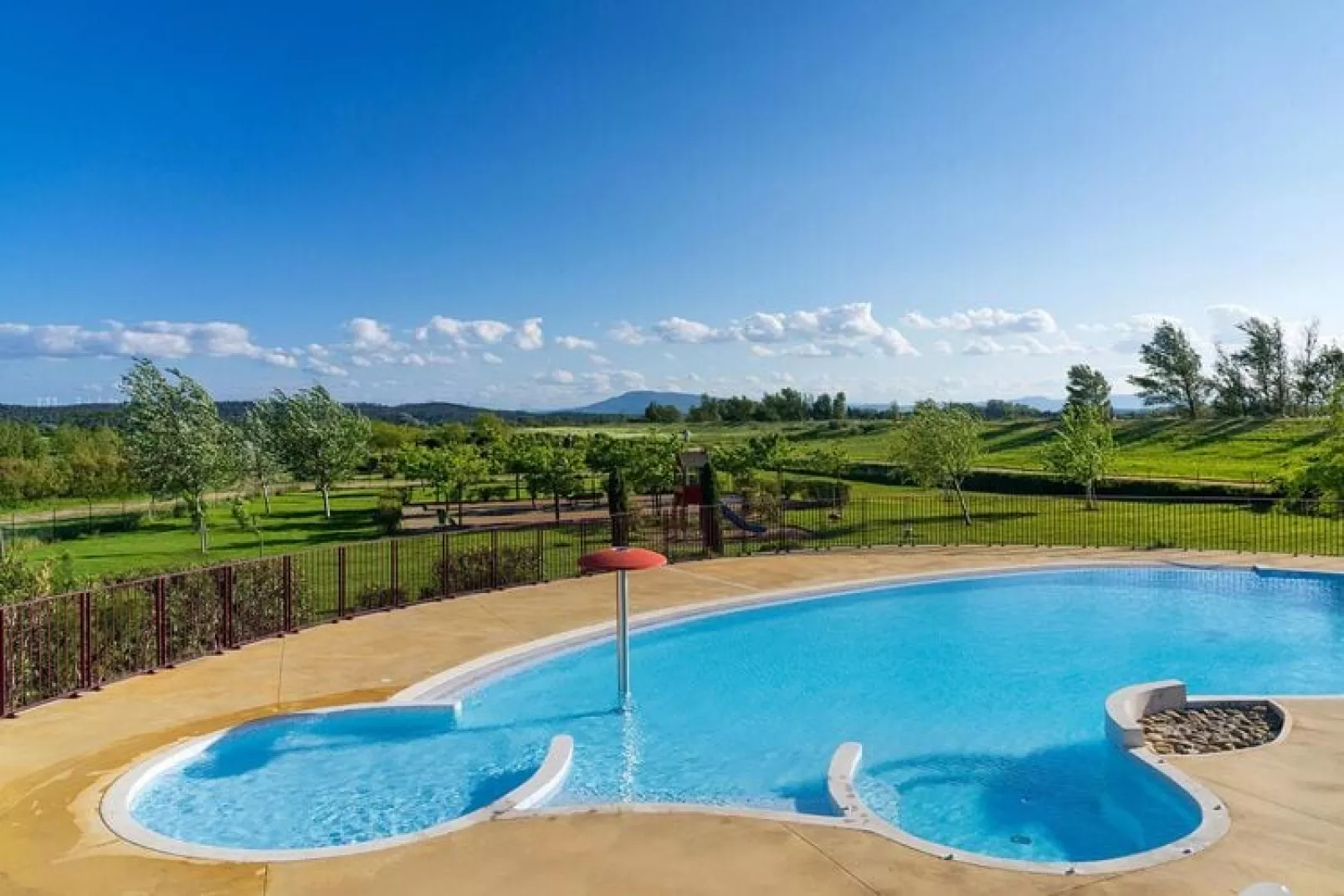 Vakantiehuis in Hombien met een gedeeld zwembad-Zwembad
