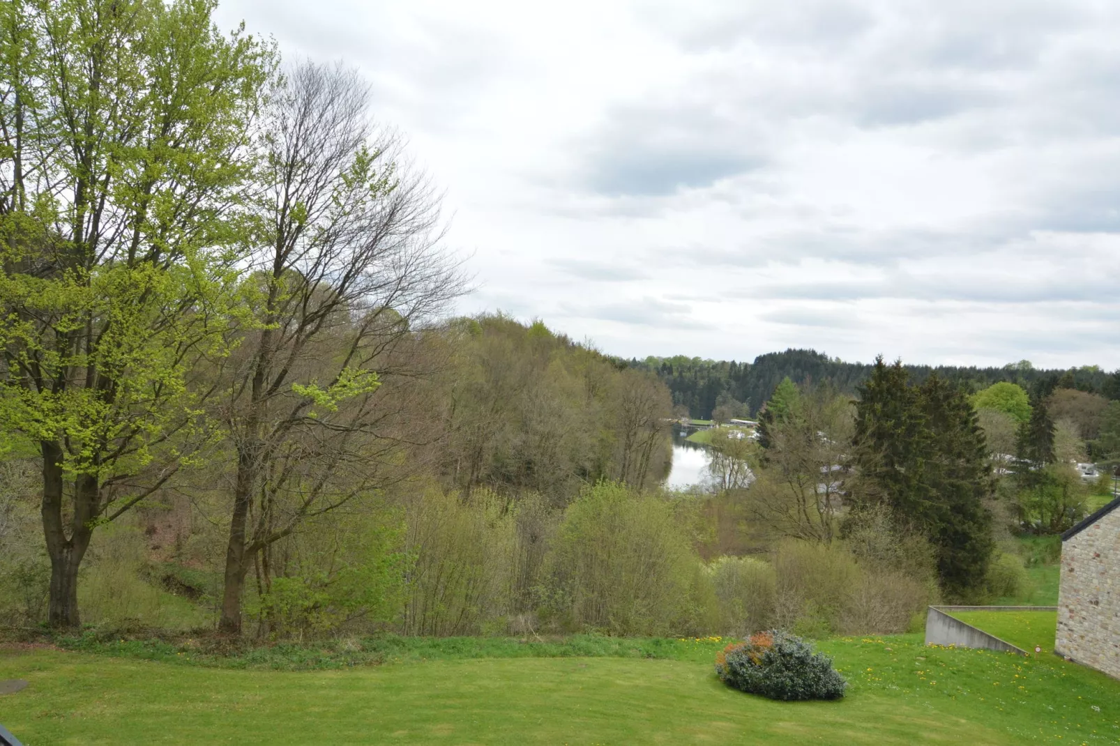 Les Jardins du Lac-Uitzicht zomer