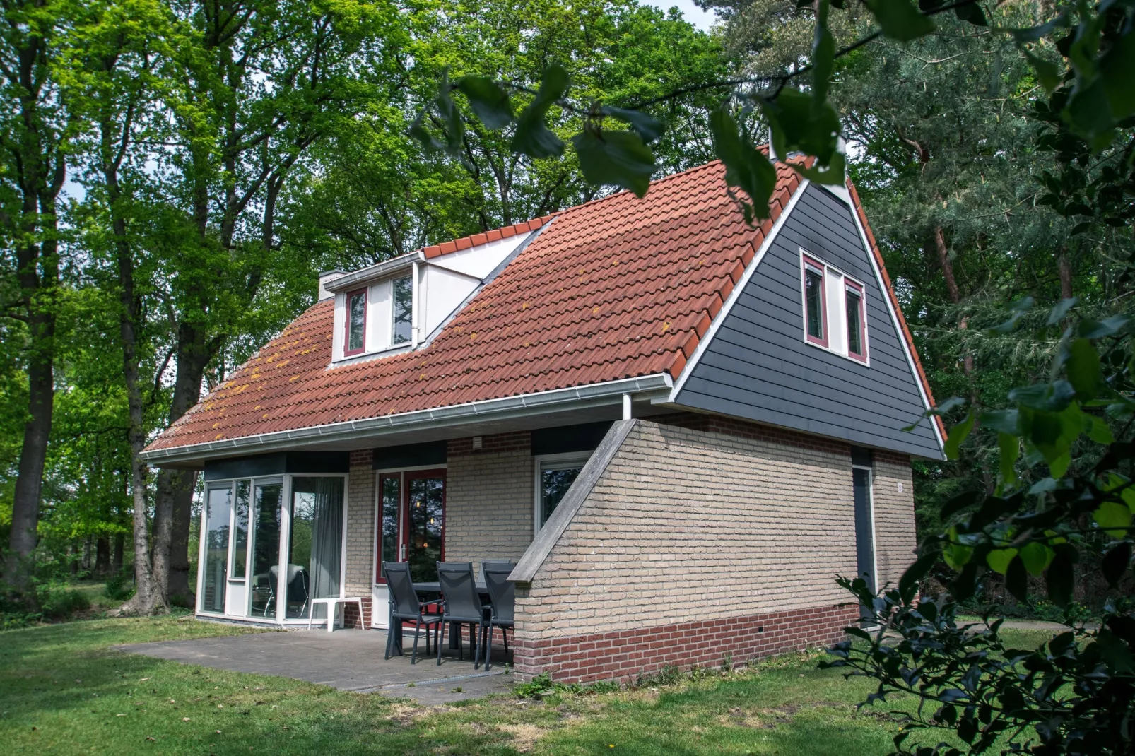 Buitenplaats Berg en Bos nummer 13-Buitenkant zomer